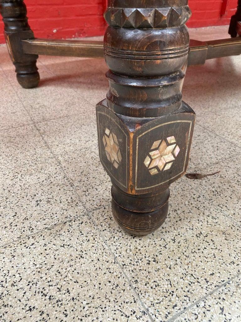 Intagliato Tavolo in stile orientale in Wood Wood intagliato, con intarsi in osso, 1880 in vendita