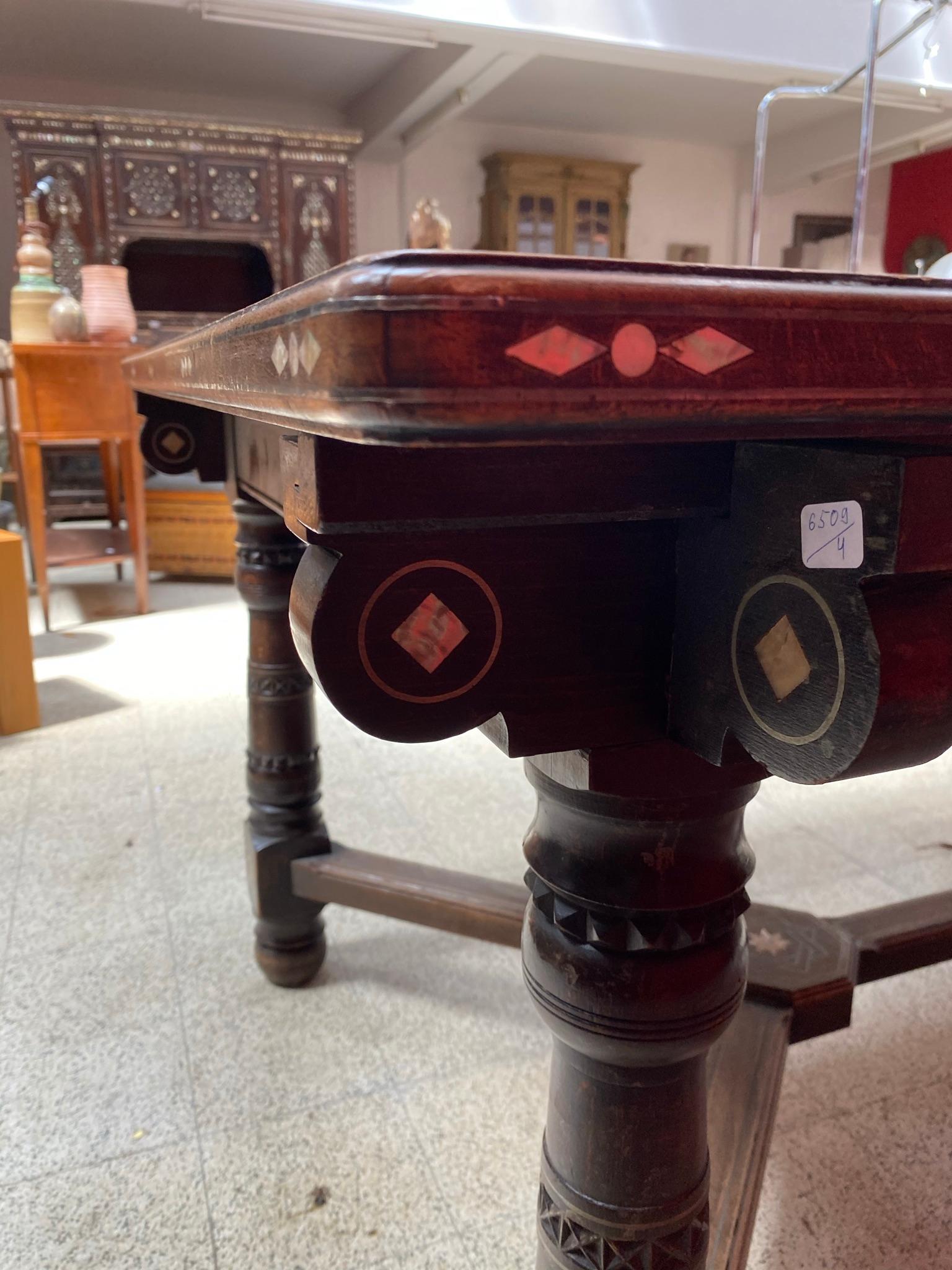 Table de style oriental en bois sculpté, avec incrustation d'os, 1880 en vente 7