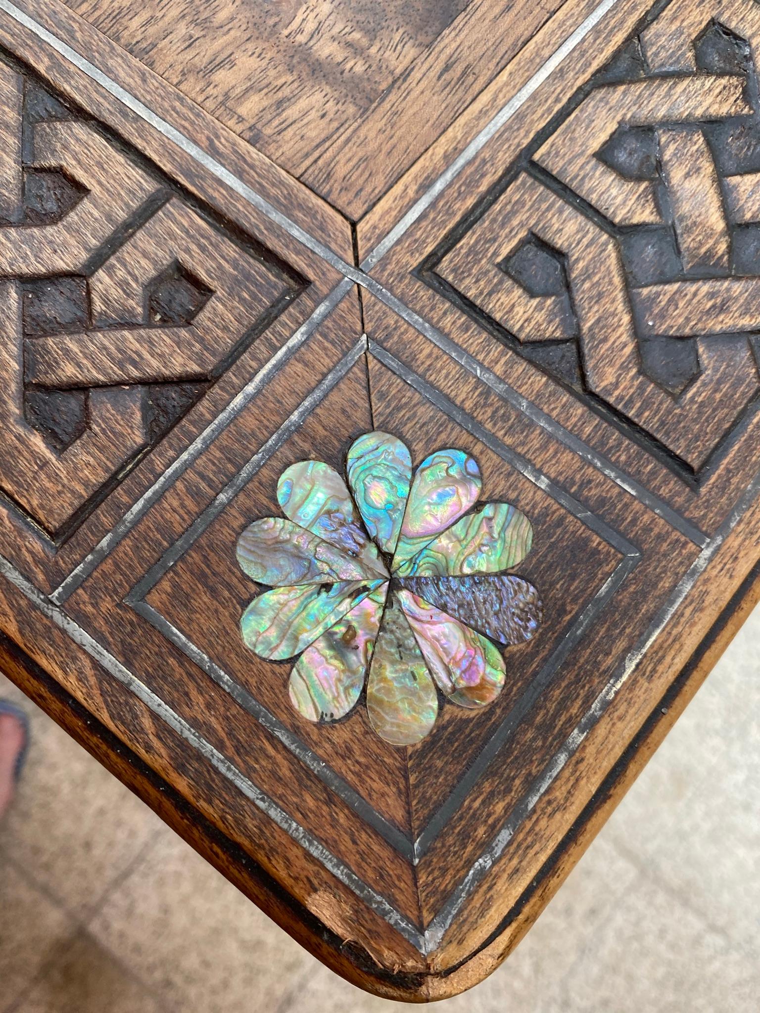 Algérien Table de style oriental en bois sculpté, avec incrustation d'os, 1880 en vente