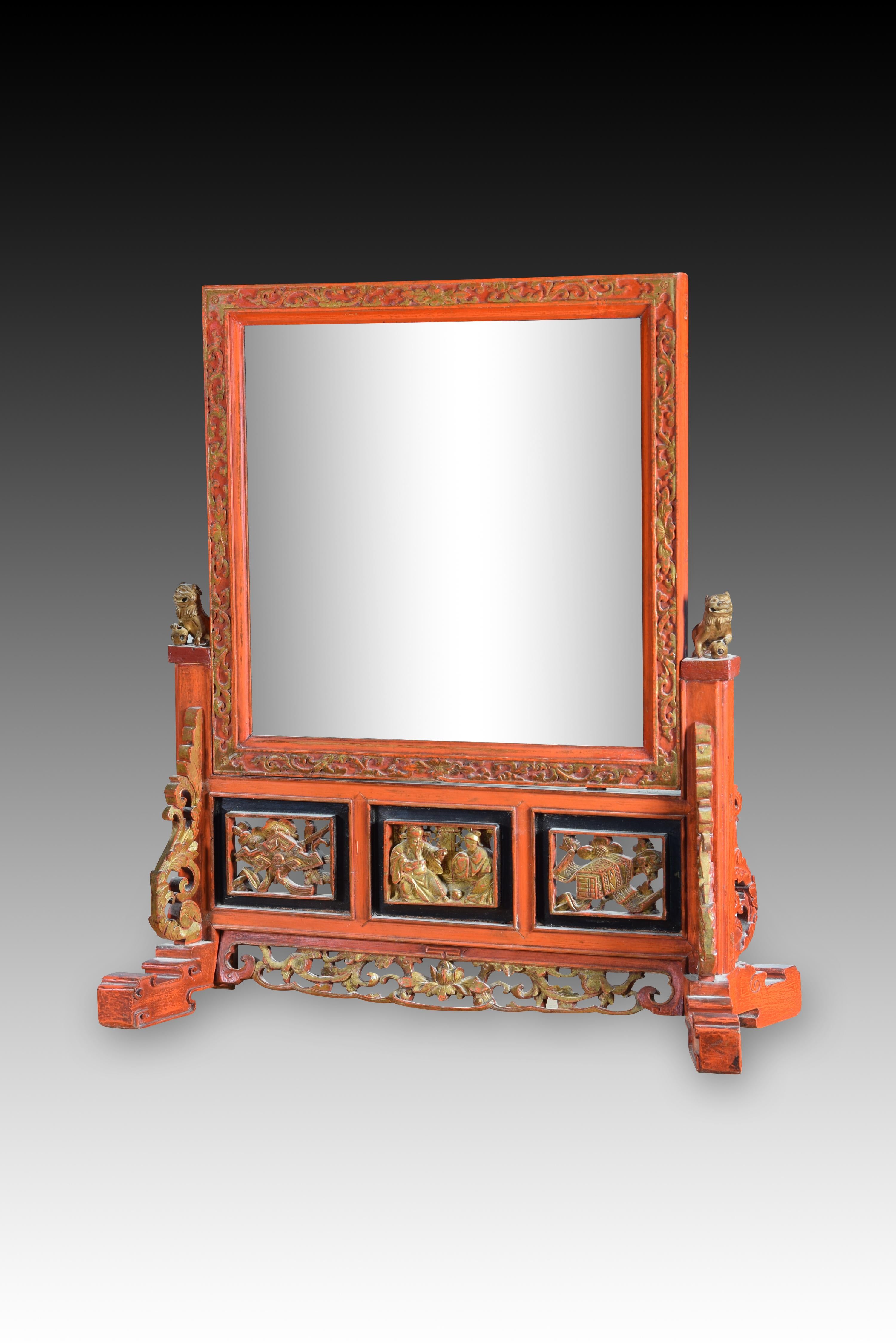 Oriental table mirror. Carved wood. China, 19th century.
 Oriental style table mirror made of wood, and with decorations highlighted in gold. Both the style of the piece and these decorations (fu lions, flowers, characters, moldings, etc.) are