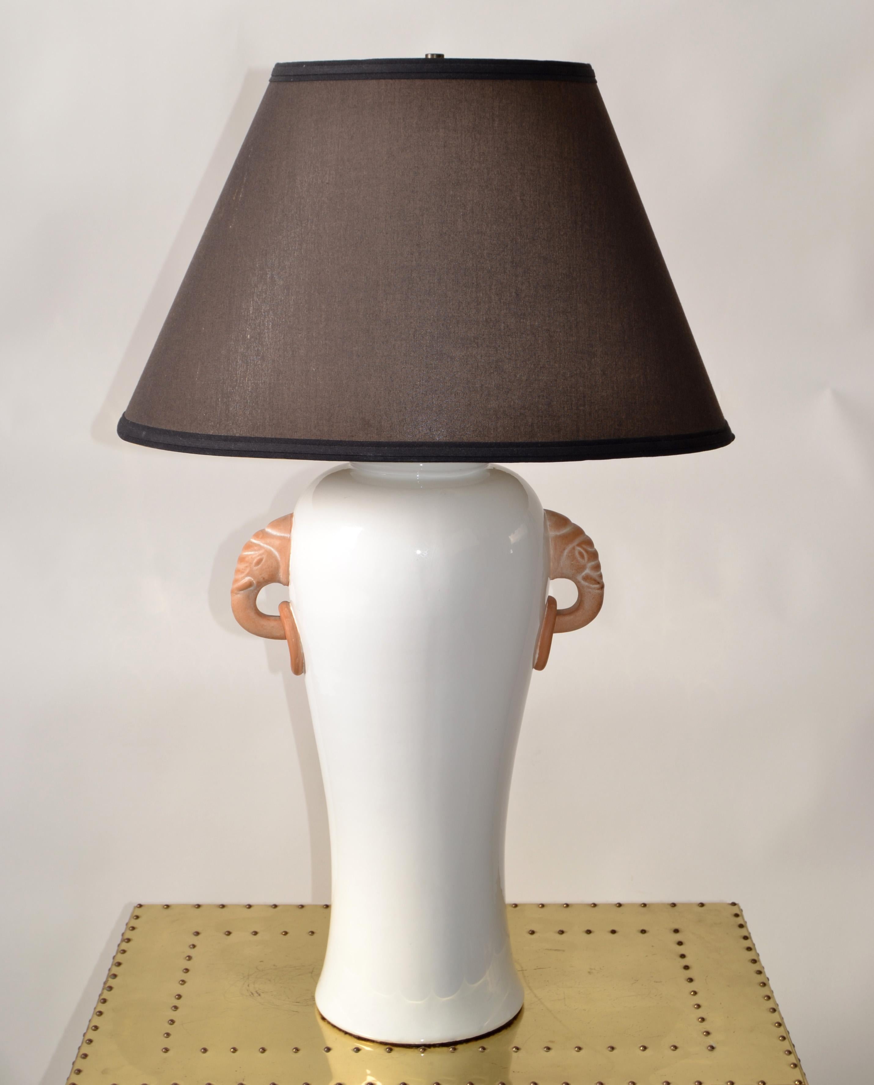 Orientalische Terrakotta- Ingwerglas-Tischlampe mit Elefantengriffen aus Hollywood Regency im Angebot 8