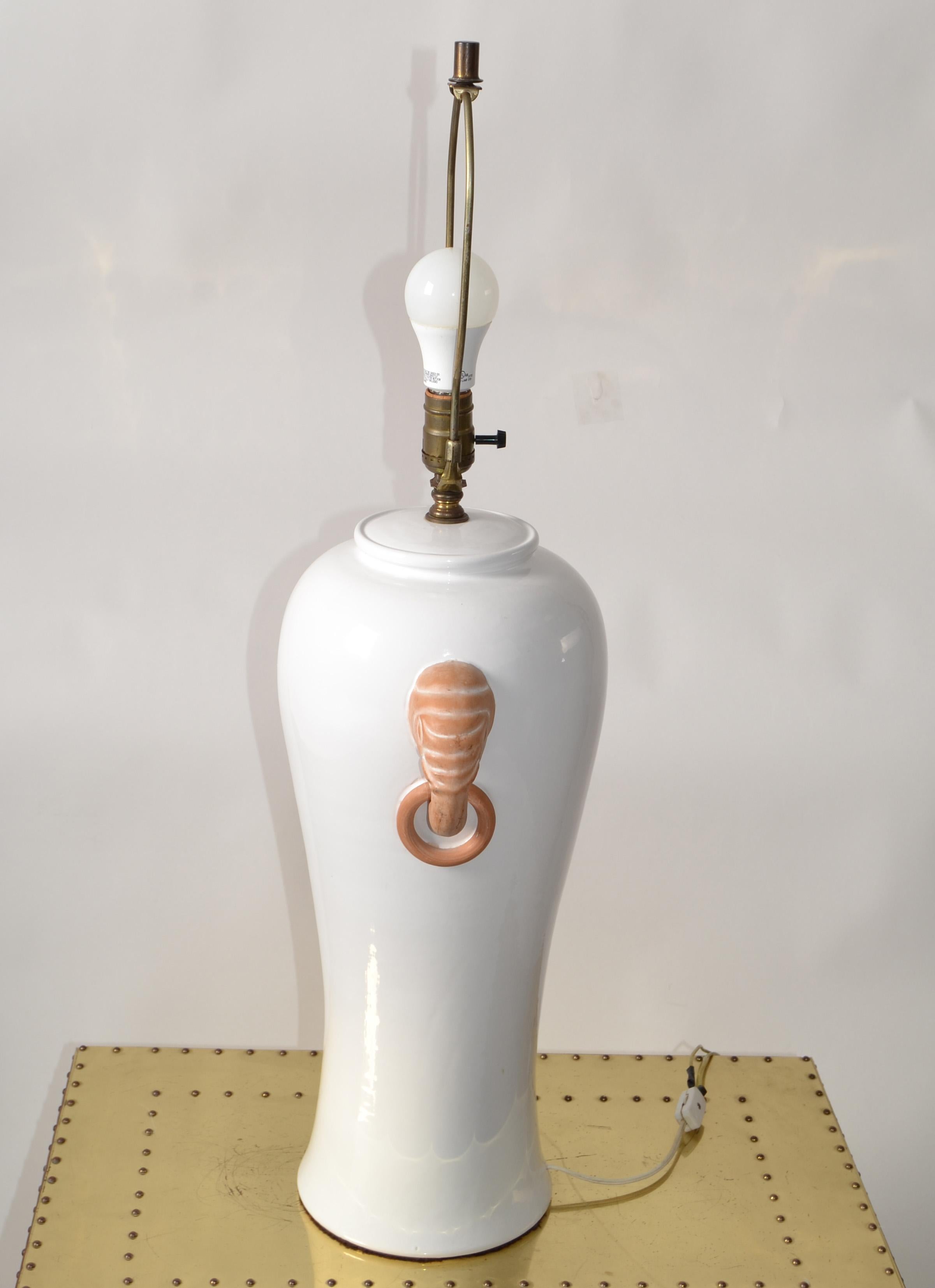 Orientalische Terrakotta- Ingwerglas-Tischlampe mit Elefantengriffen aus Hollywood Regency im Zustand „Gut“ im Angebot in Miami, FL