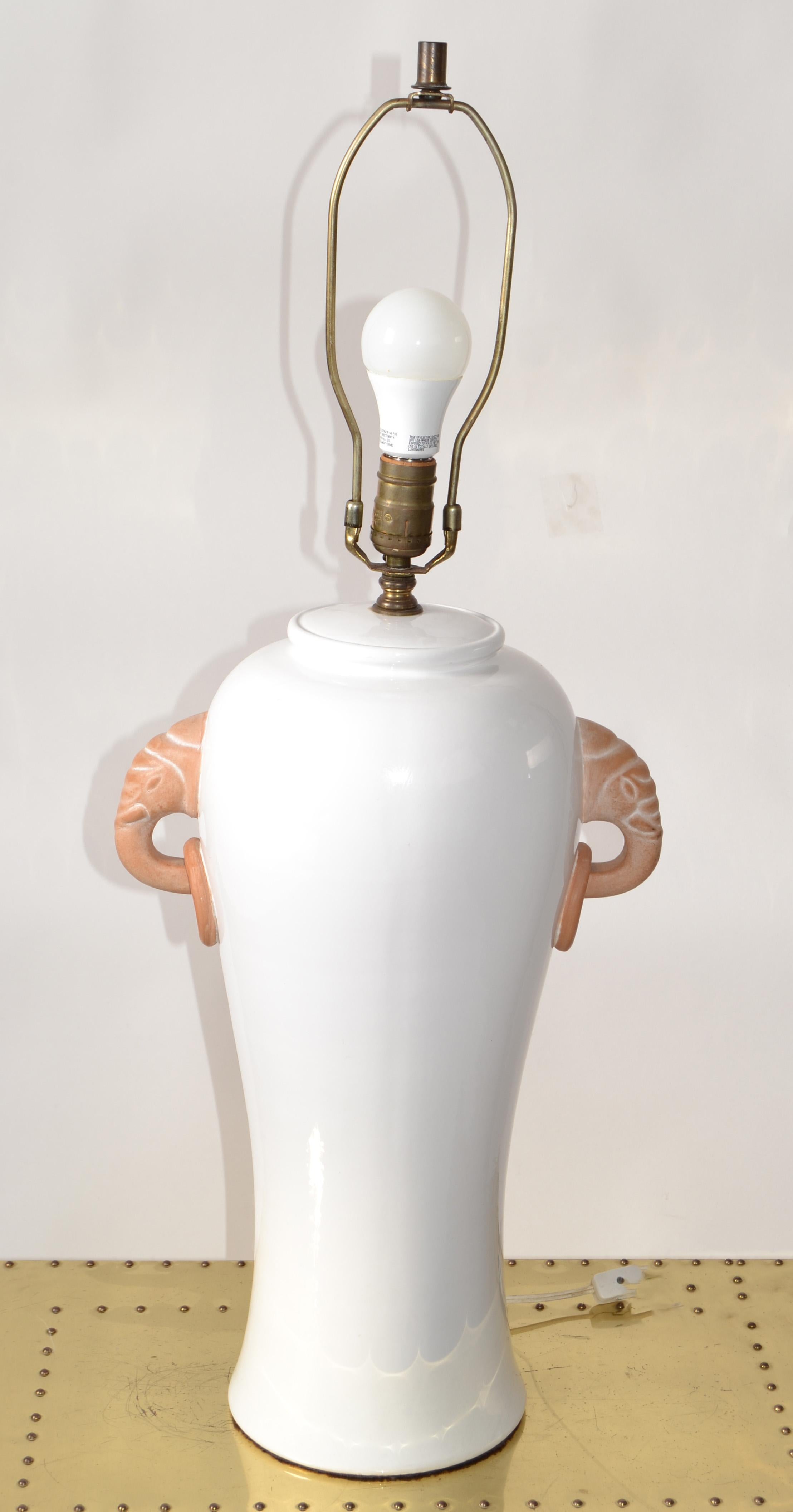 Orientalische Terrakotta- Ingwerglas-Tischlampe mit Elefantengriffen aus Hollywood Regency (Ende des 20. Jahrhunderts) im Angebot