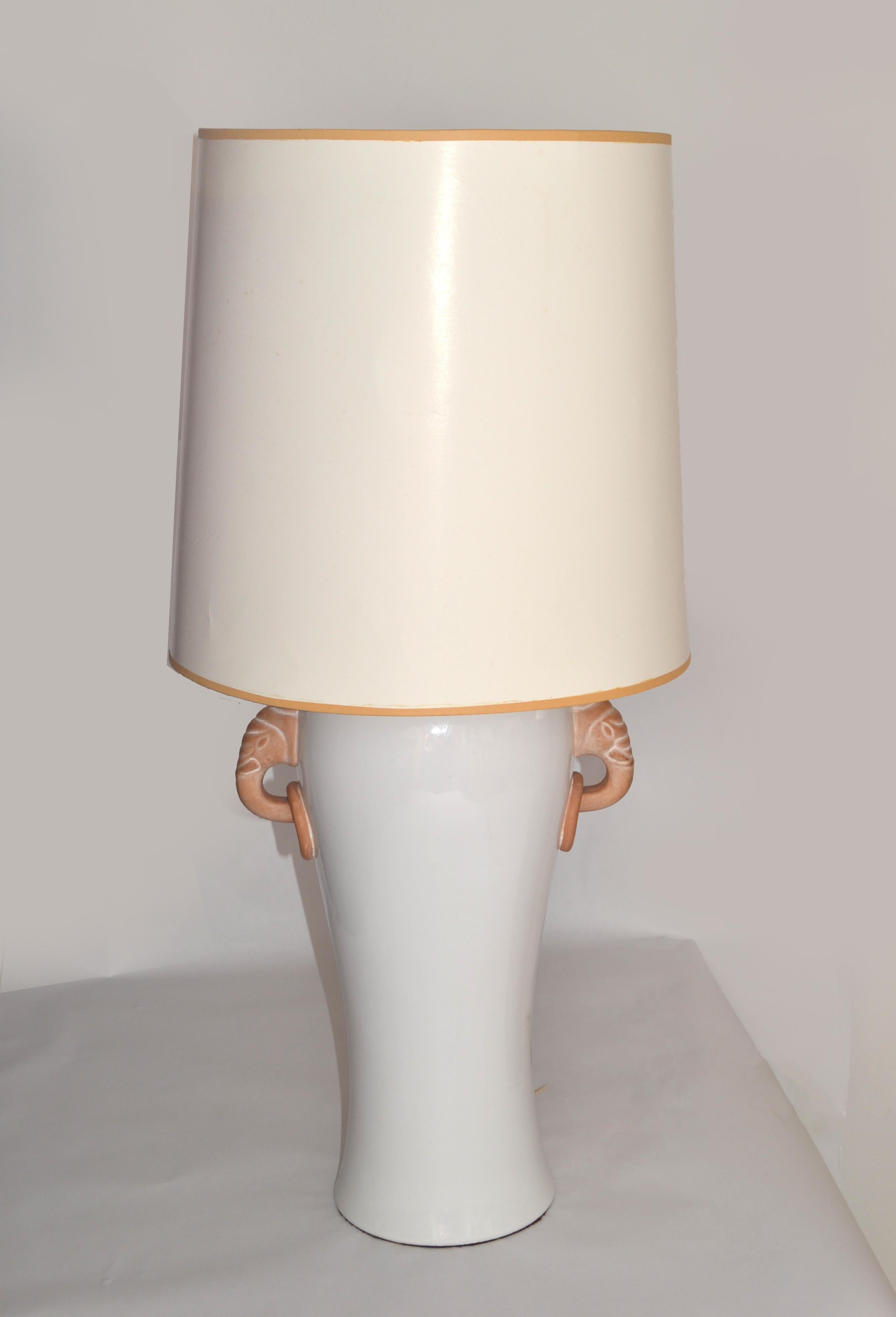Orientalische Terrakotta- Ingwerglas-Tischlampe mit Elefantengriffen aus Hollywood Regency (Messing) im Angebot