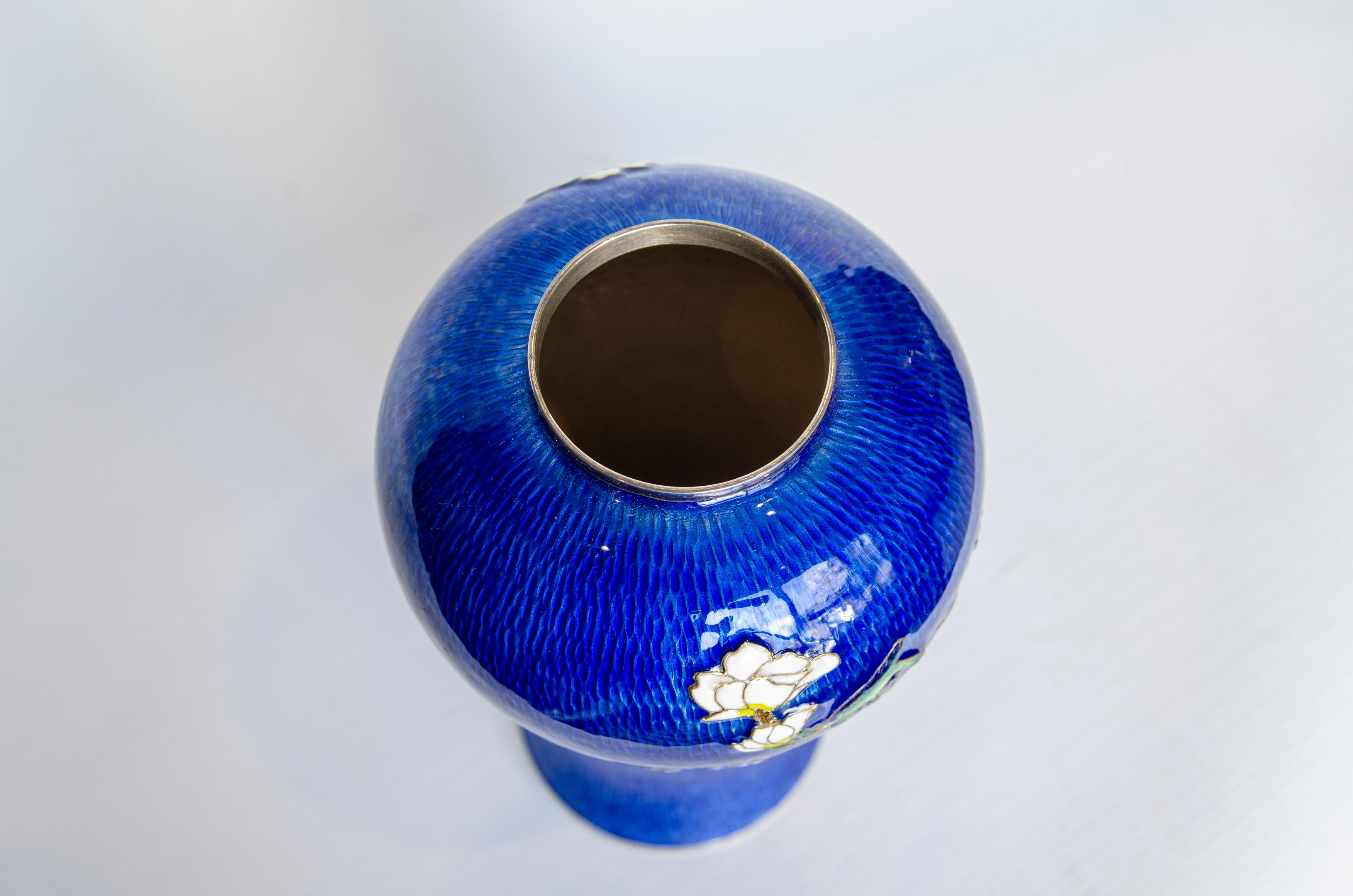Vaso orientale in argento e smalto 