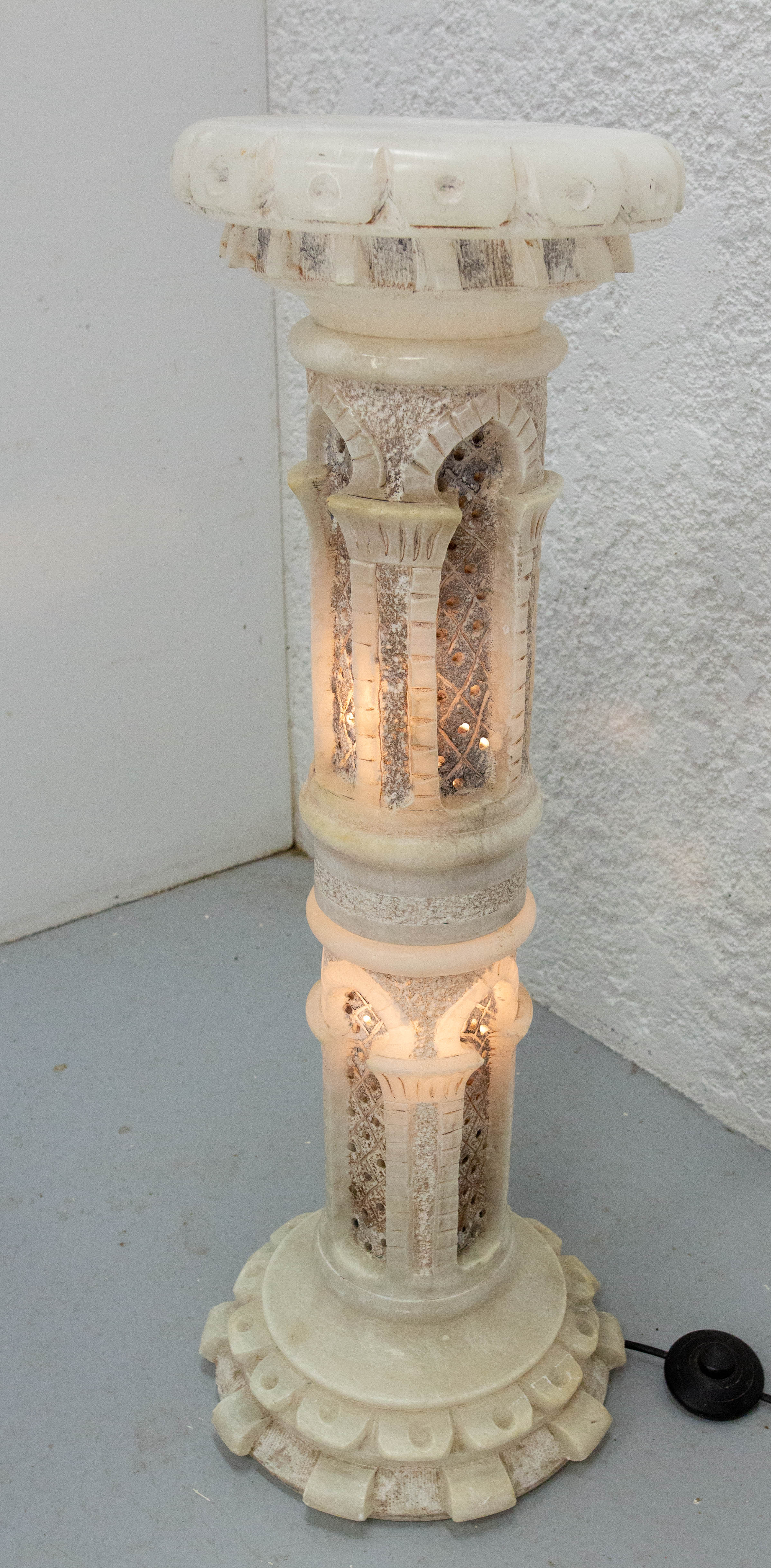 Oriental column carved in the mid-20th century.
Albaster lamp
French vintage alabaster column lamp with beautiful veining.
Very soft and warm light in your interior.
Italian white albaster marble.
Handcrafted in the oriental style.
For reasons of