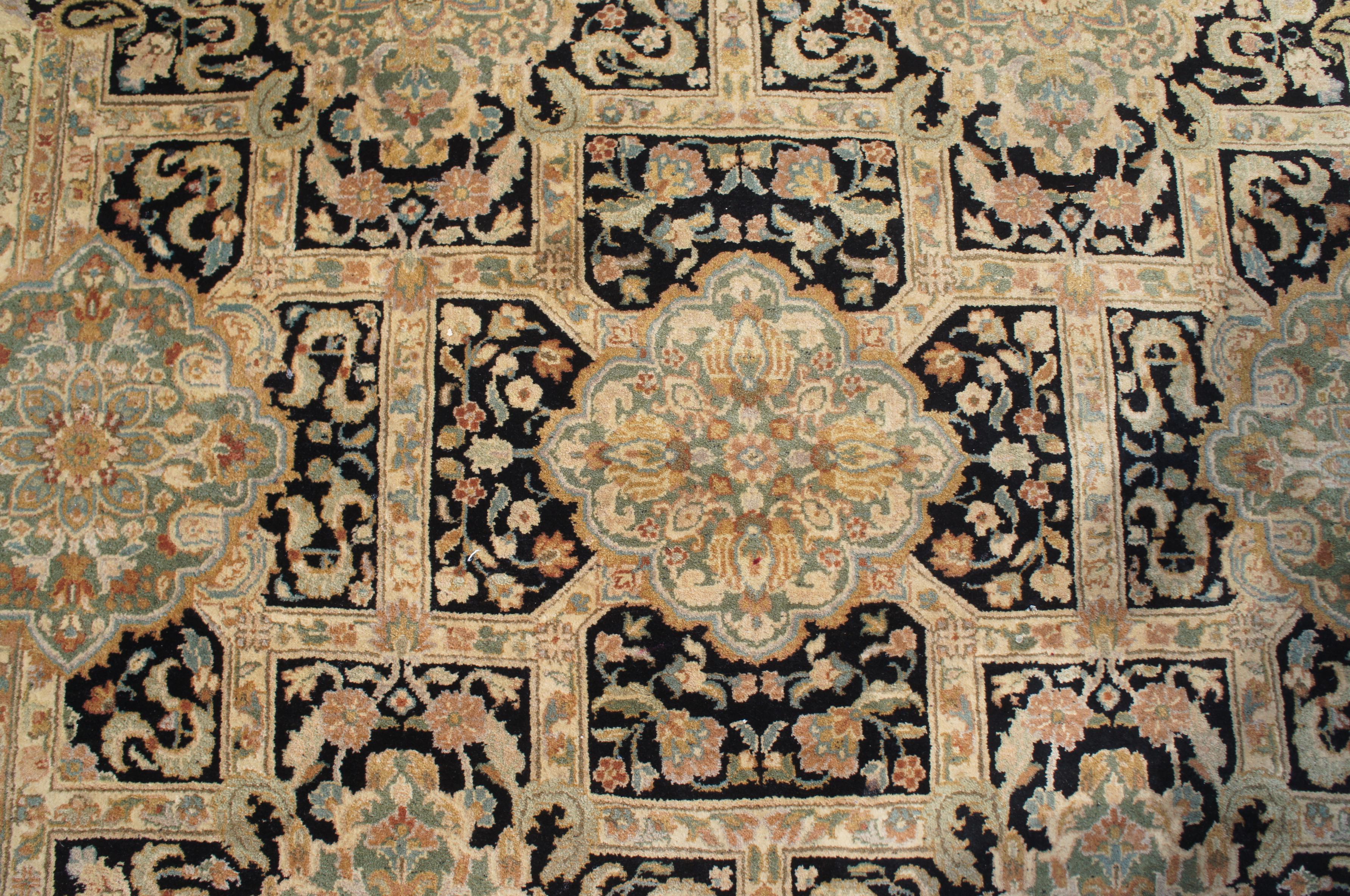 Orientalischer handgeknüpfter Jaipur Floral Vintage Teppich aus Wolle in Beige, 6' x 9', Vintage im Angebot 2
