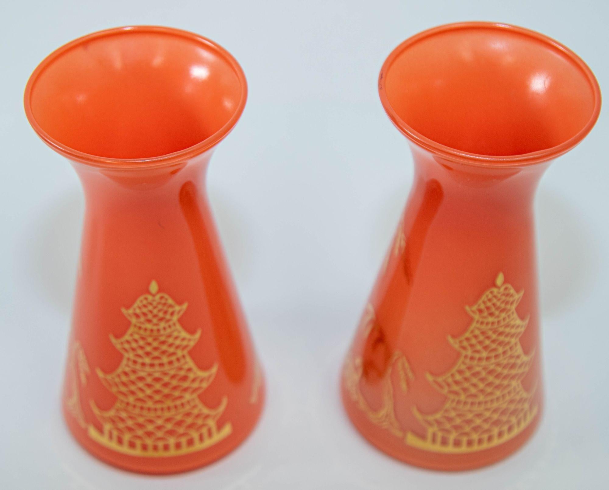 Américain Vases en verre orange orientaux vintage avec motif de Pagodas asiatiques délavés dorés en vente