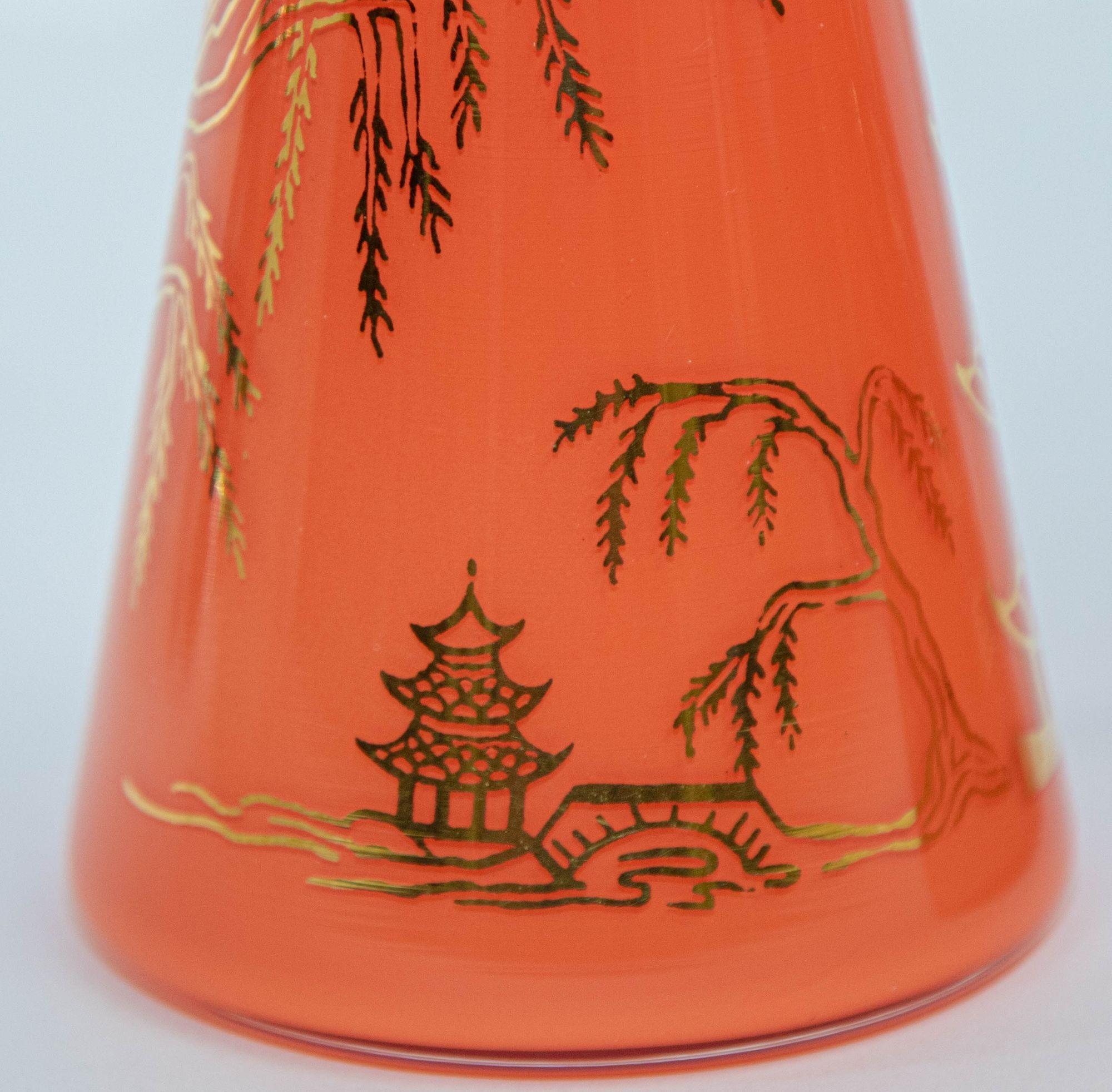 20ième siècle Vases en verre orange orientaux vintage avec motif de Pagodas asiatiques délavés dorés en vente