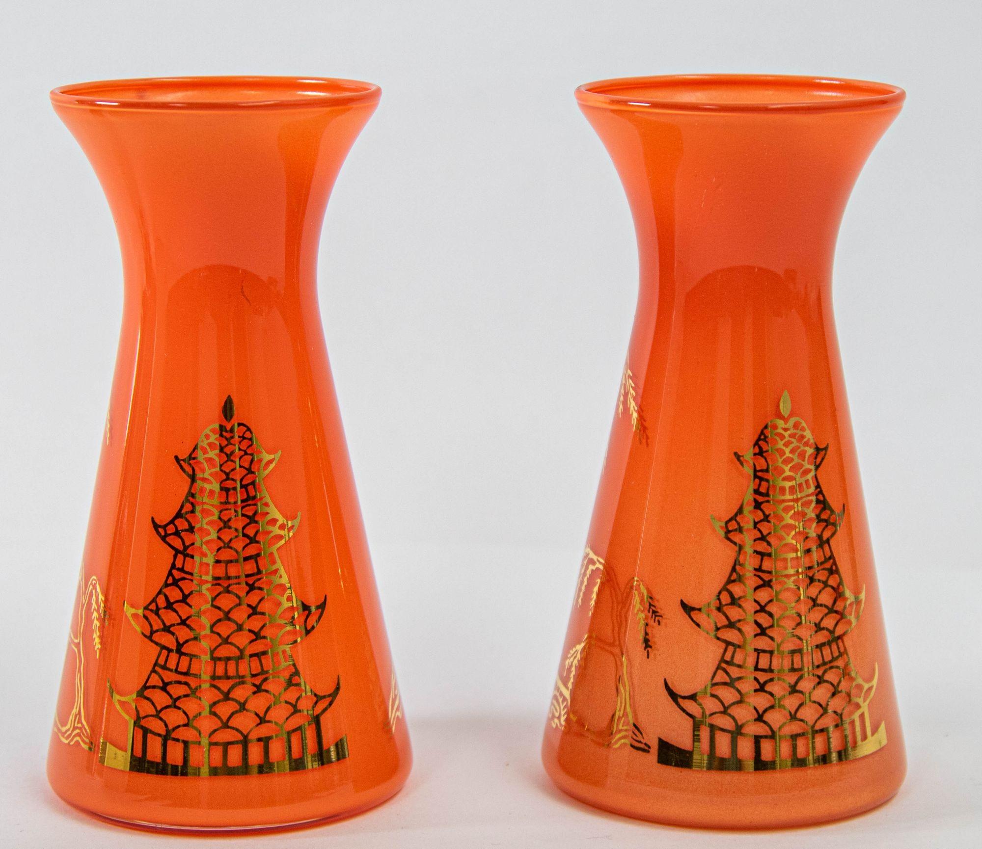 Vases en verre orange orientaux vintage avec motif de Pagodas asiatiques délavés dorés en vente 1