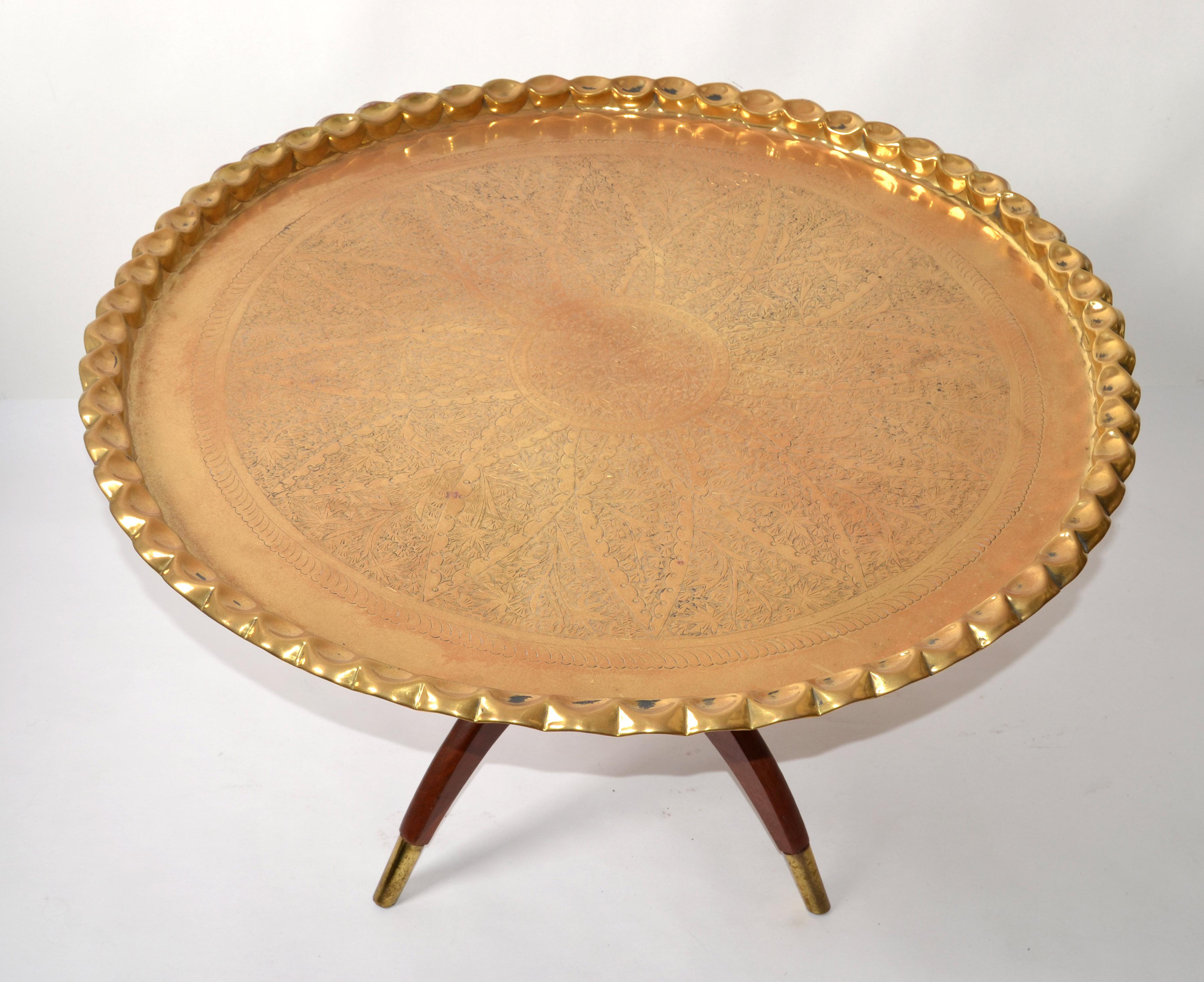 Table basse vintage orientale ronde en noyer avec pieds araignée et plateau marocain en bronze en vente 3