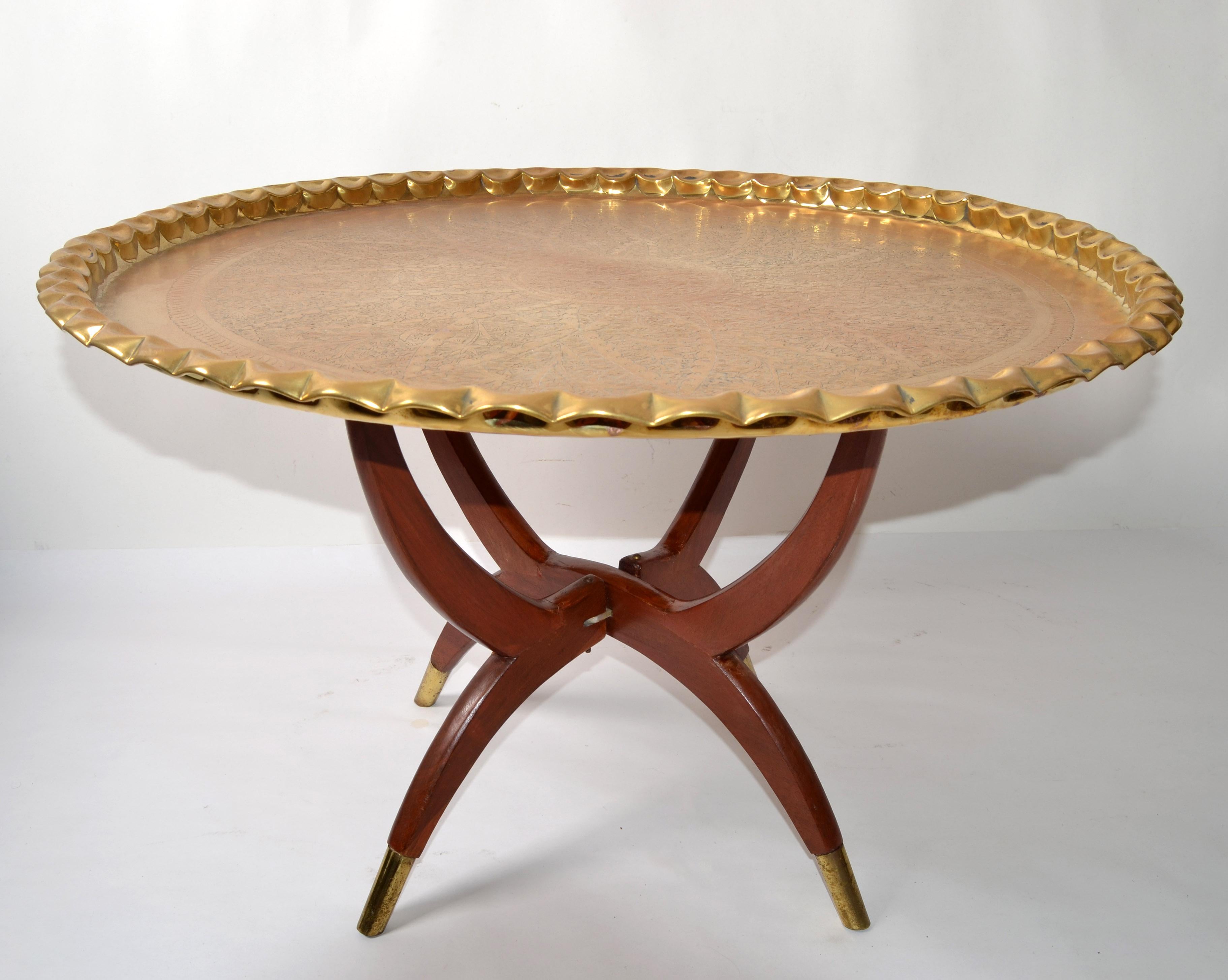 Table basse vintage orientale ronde en noyer avec pieds araignée et plateau marocain en bronze en vente 4