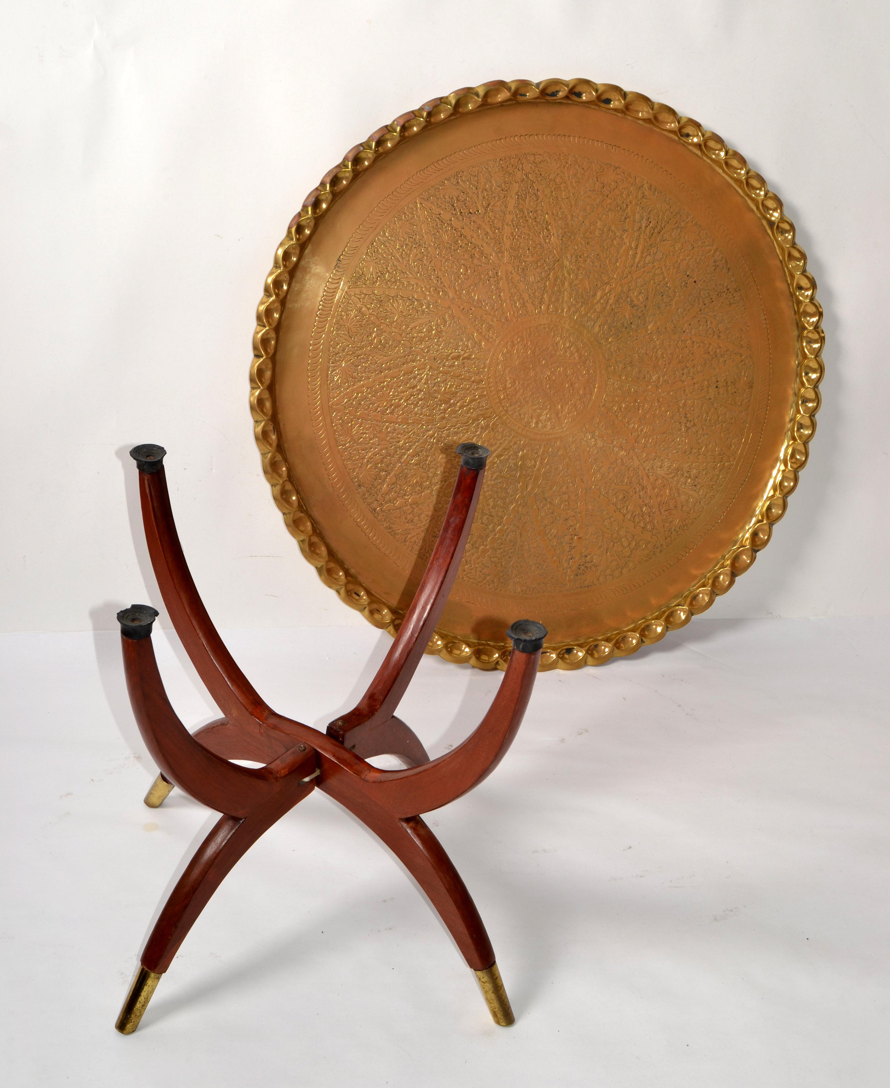 Islamique Table basse vintage orientale ronde en noyer avec pieds araignée et plateau marocain en bronze en vente