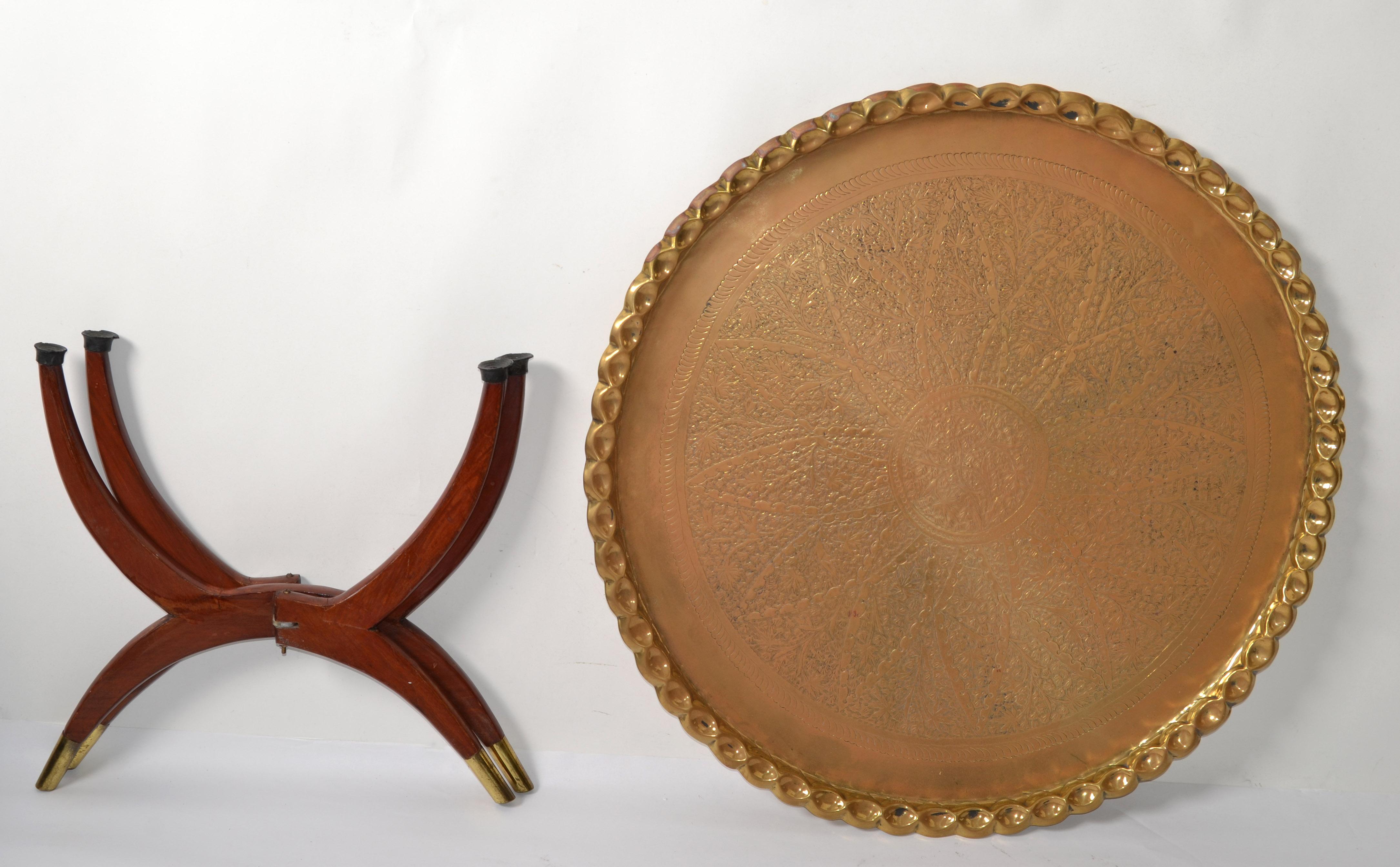 Danois Table basse vintage orientale ronde en noyer avec pieds araignée et plateau marocain en bronze en vente