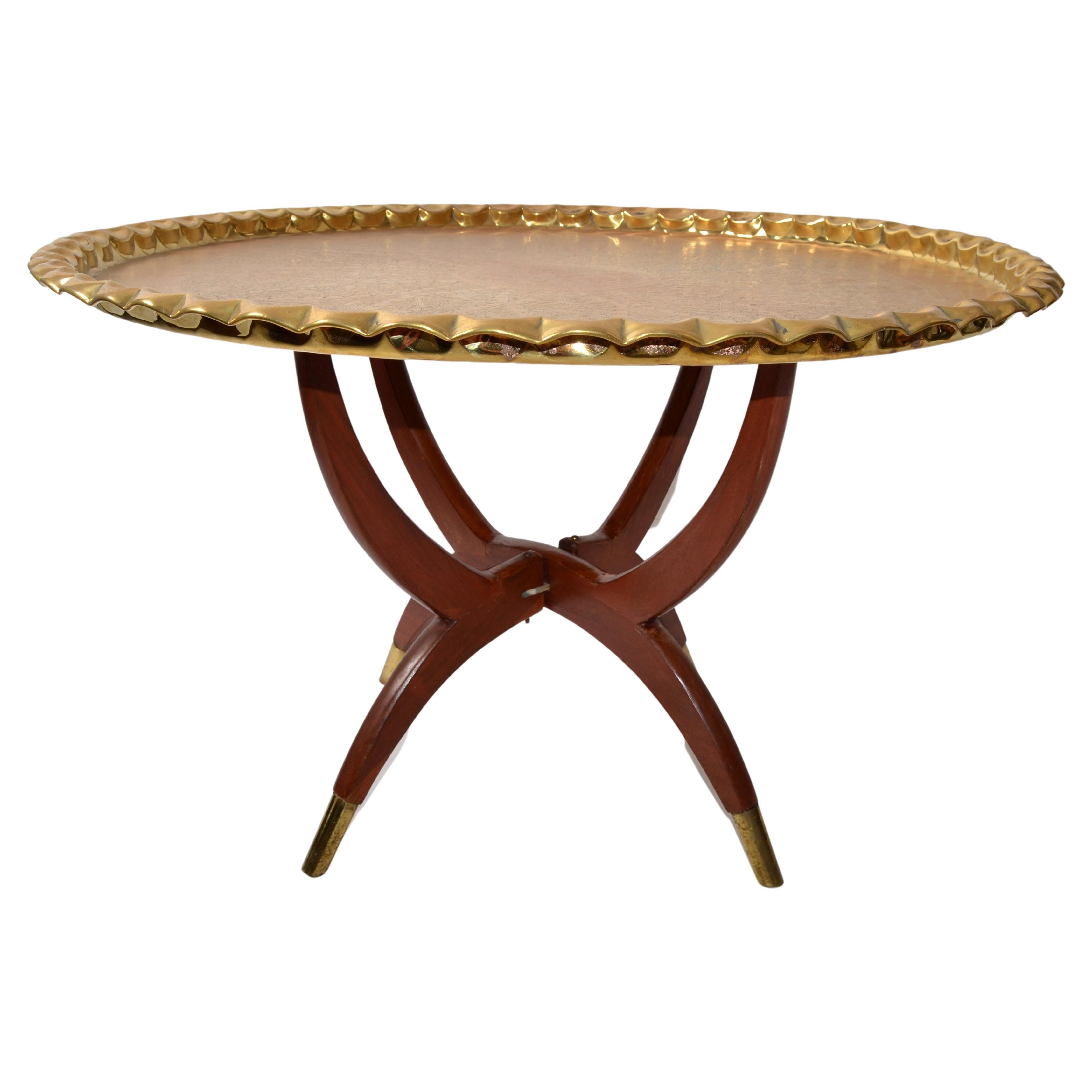 Table basse vintage orientale ronde en noyer avec pieds araignée et plateau marocain en bronze