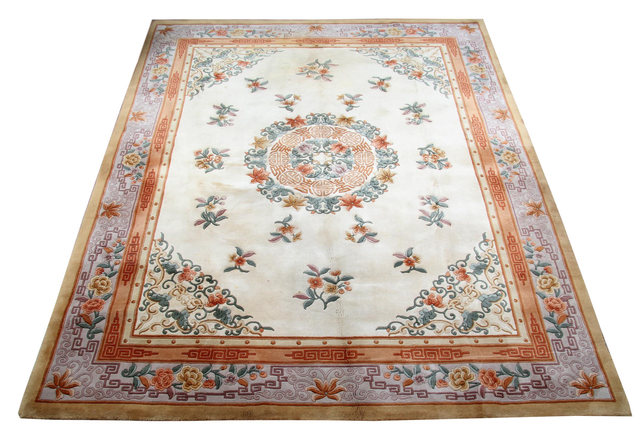 Ce tapis en laine est l'un des tapis inhabituels des années 1970 qui sont des tapis Art Déco en excellent état avec une couleur de fond crème contrastant avec la bordure élégante et les motifs. Ce tapis à motifs est une combinaison d'un tapis floral