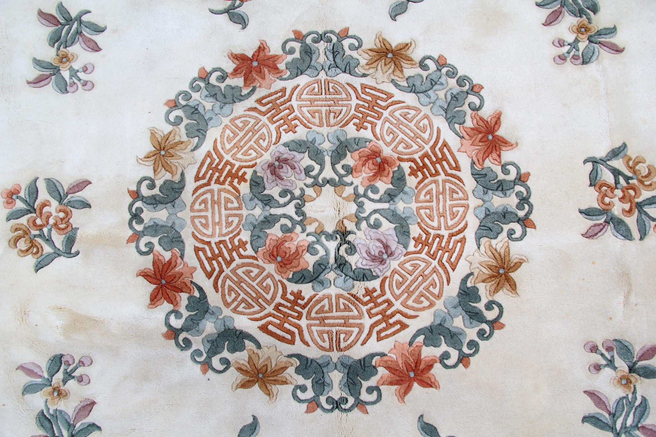 Chinesischer orientalischer Vintage-Teppich im Art-Déco-Stil, handgefertigte cremefarbene Teppiche (Art déco) im Angebot