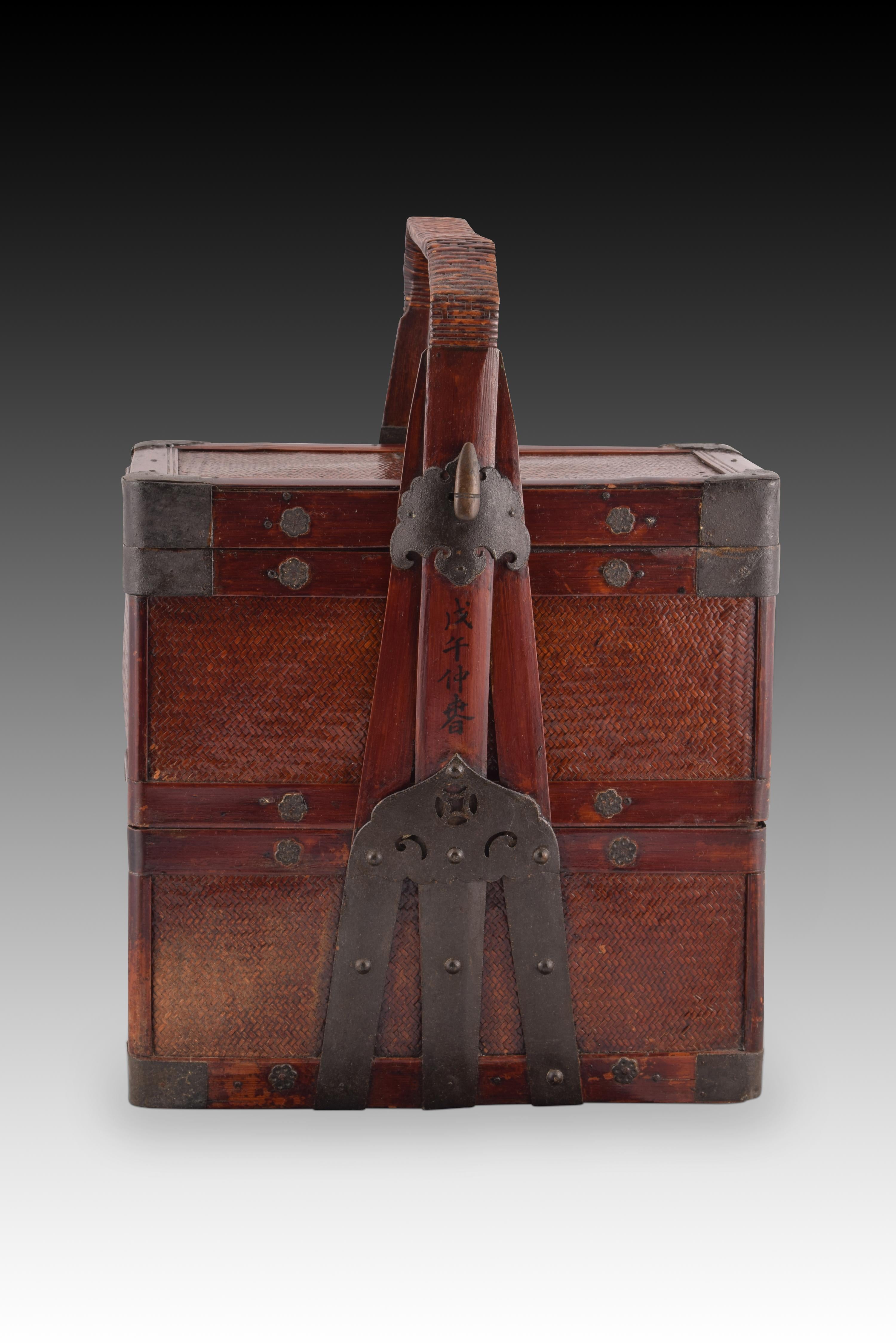 Other Oriental wedding basket. Vegetable fiber, wood and metal. China, early 20th cent For Sale