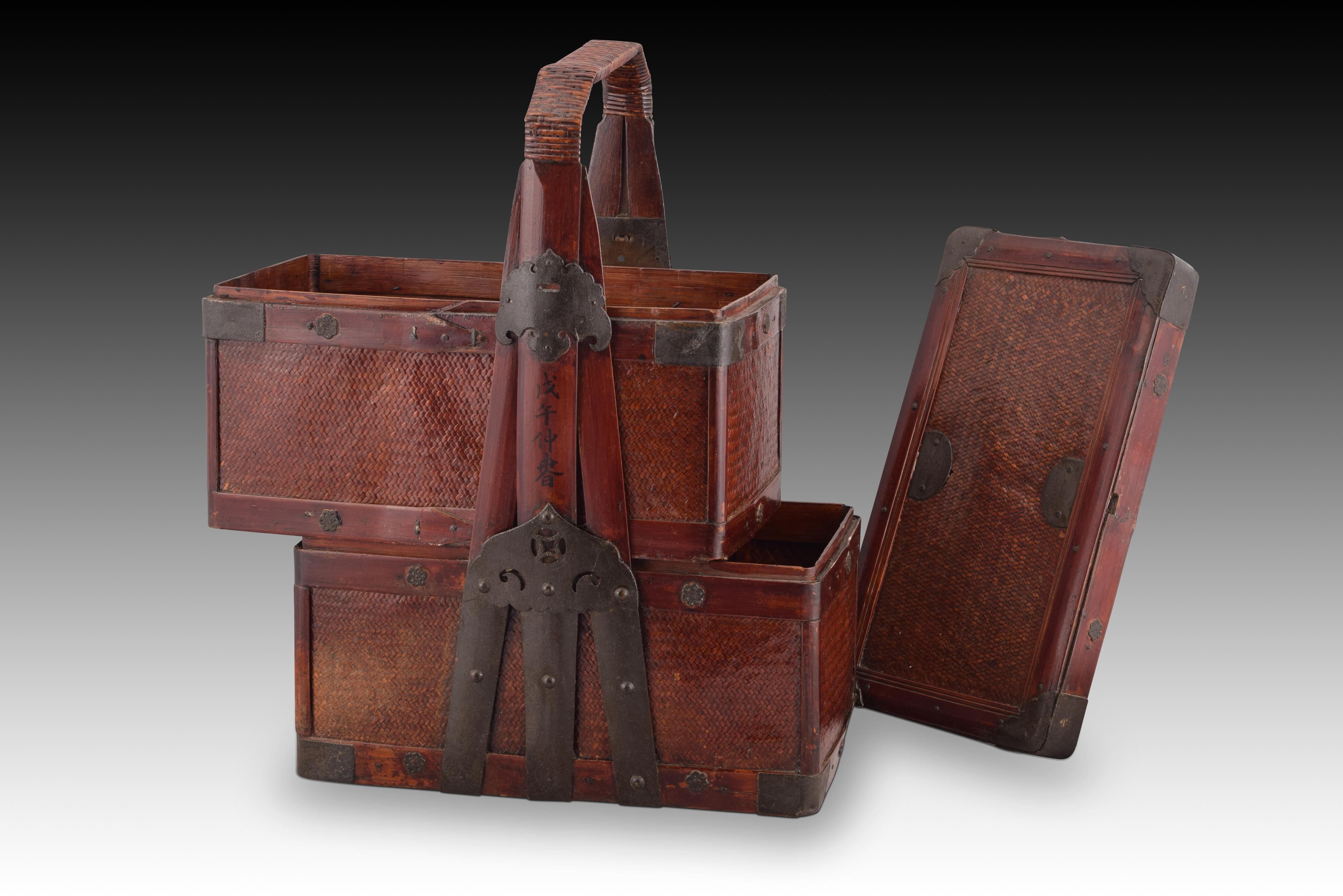 Oriental wedding basket. Vegetable fiber, wood and metal. China, early 20th cent In Fair Condition For Sale In Madrid, ES