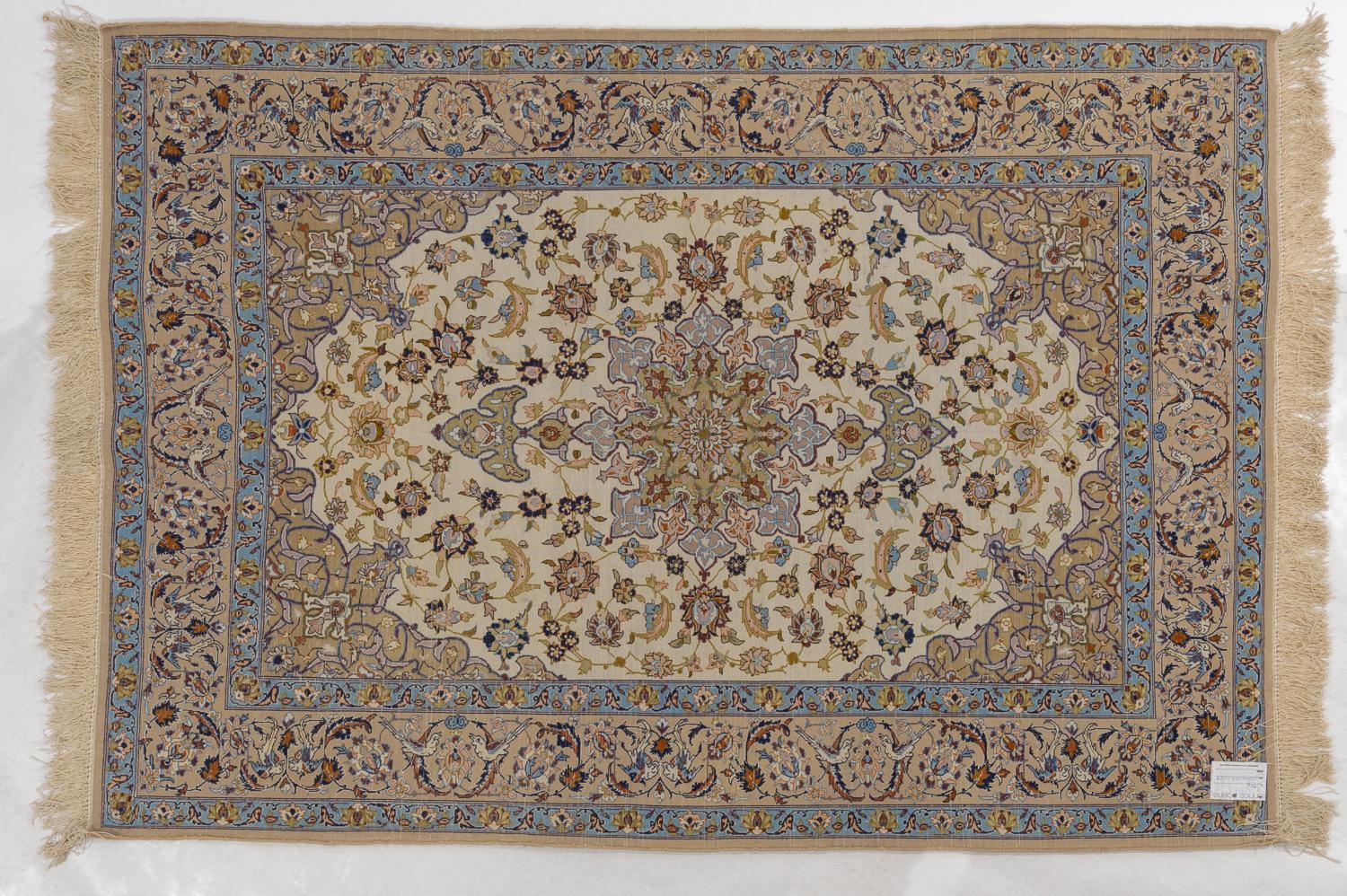 Tappeto orientale elegante e classico con ordito in seta e colori pastello.
Dovrebbe essere anche bello appeso alla parete come un arazzo.
Un buon prezzo per le attività di chiusura: il suo valore è diverso!

rif. n. 974