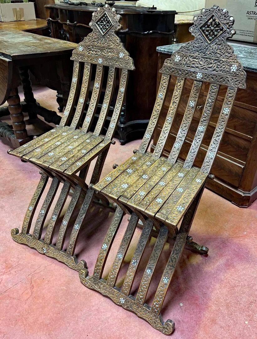 Œuvre orientale. 2 chaises en bois sculpté, os et incrustation de nacre  1880
le prix est pour la paire