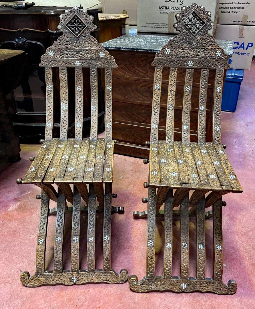 Orientalische Arbeit. 2 Stühle aus geschnitztem Holz, Knochen und Perlmutt-Intarsien  1880 im Angebot 1