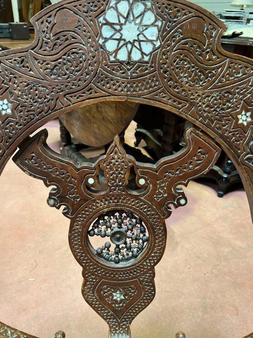 Mauresque Travaux d'Orient. Fauteuil en Wood Wood sculpté, incrustation d'os et de nacre  1880 en vente