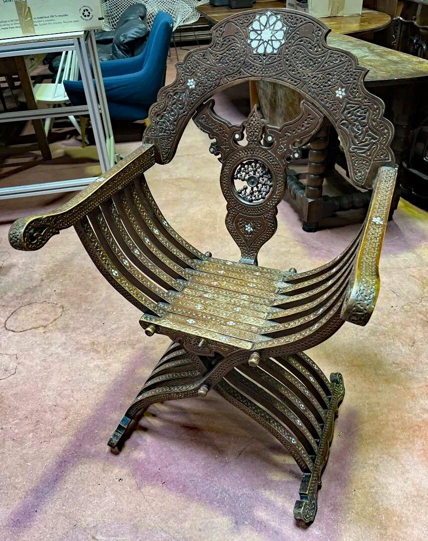 Orientalische Arbeit. Sessel aus geschnitztem Holz, Knochen und Perlmutteinlage  1880 (19. Jahrhundert) im Angebot