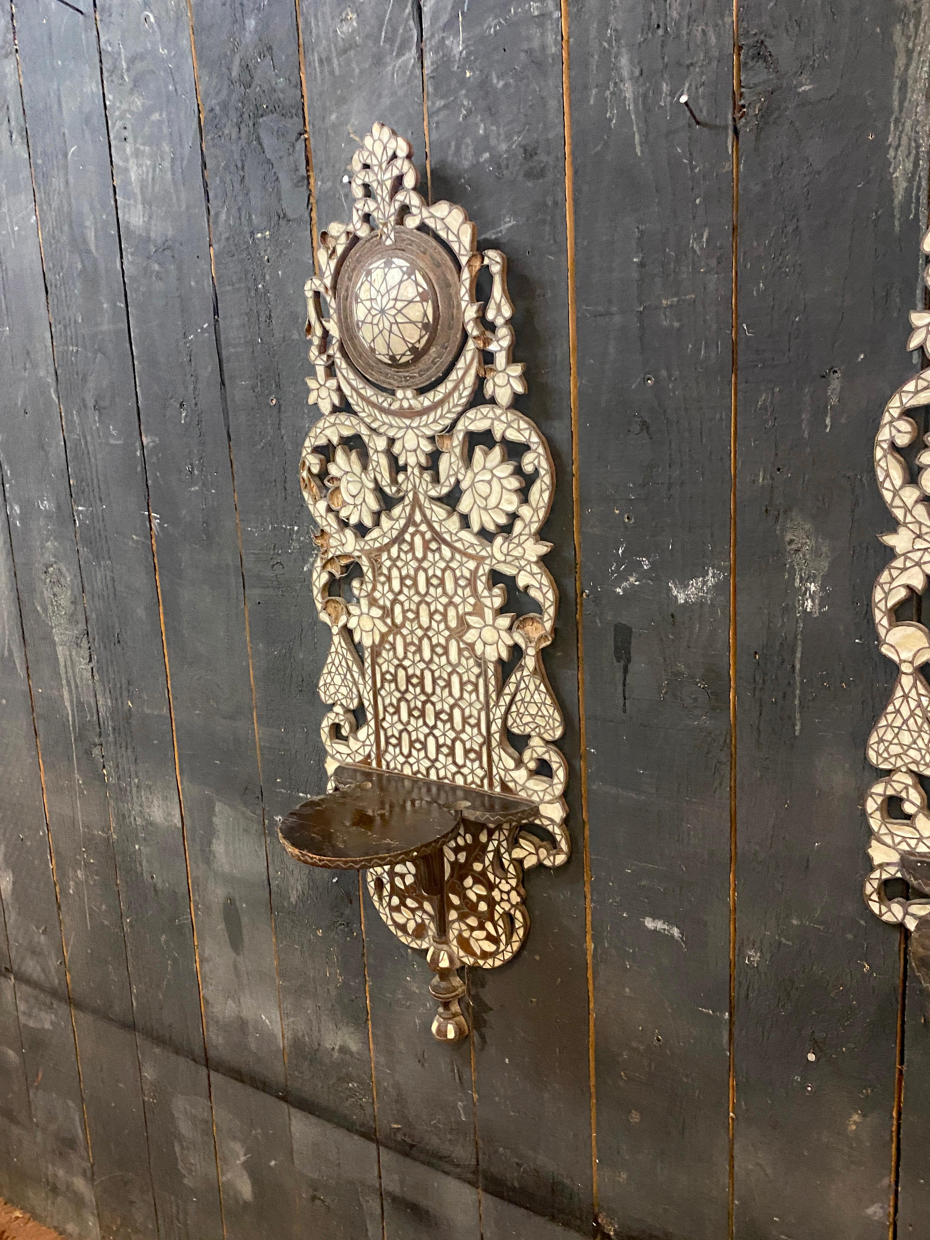 Orientalisches Werk aus dem 19. Jahrhundert, 2 große Einlegeböden aus geschnitztem Holz und Knochen im Angebot 10
