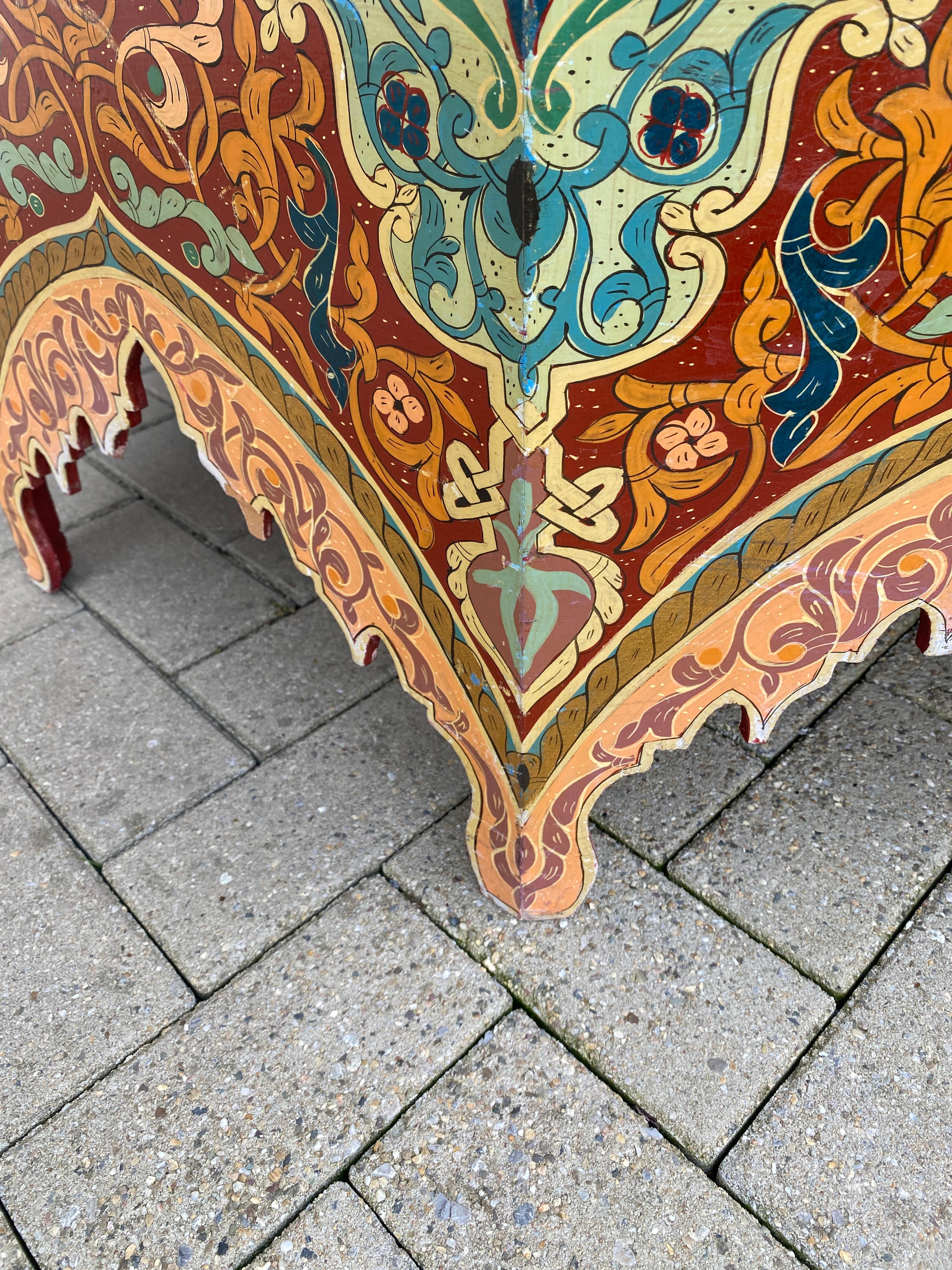 Oriental work, large polychrome wood coffee table, circa 1950 Small flaws on the For Sale 2