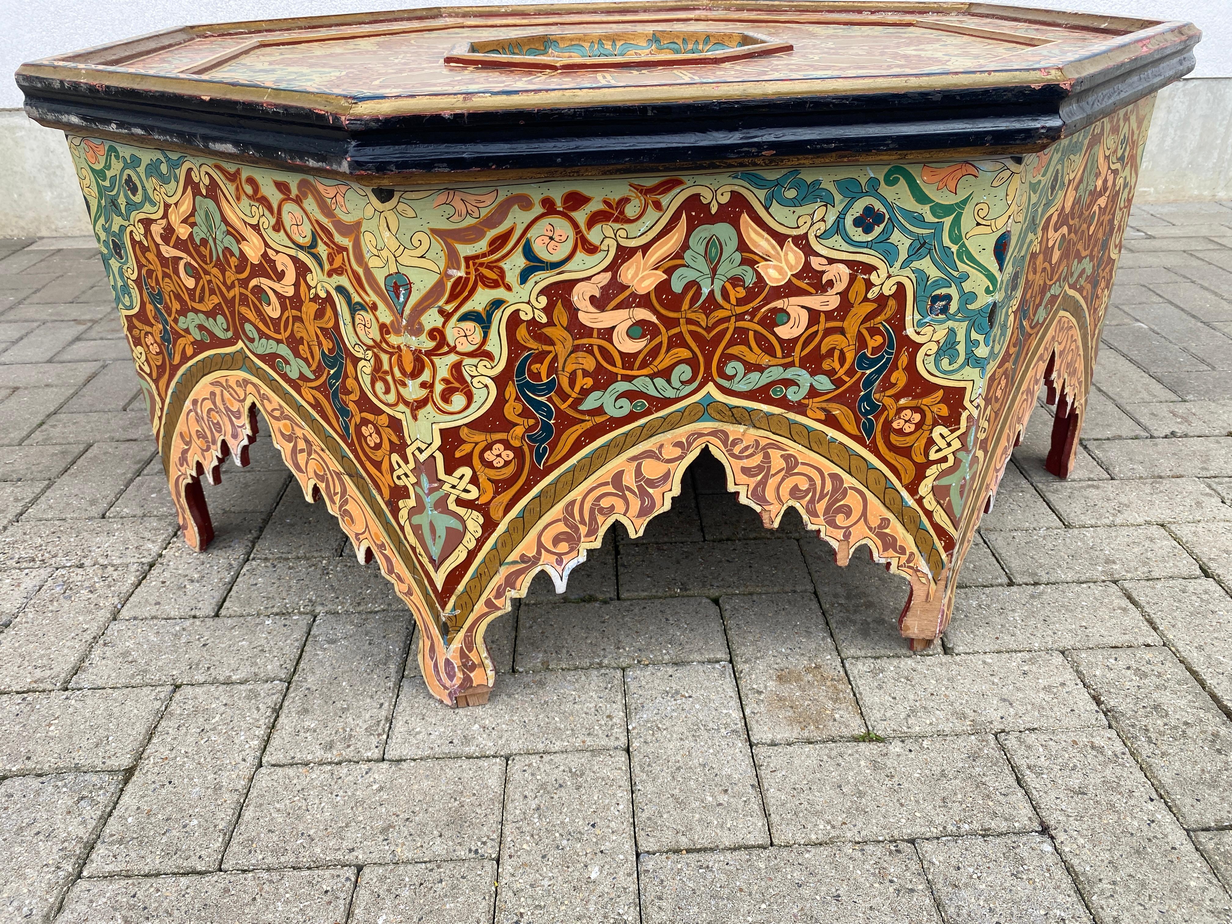 Oriental work, large polychrome wood coffee table, circa 1950 Small flaws on the For Sale 4