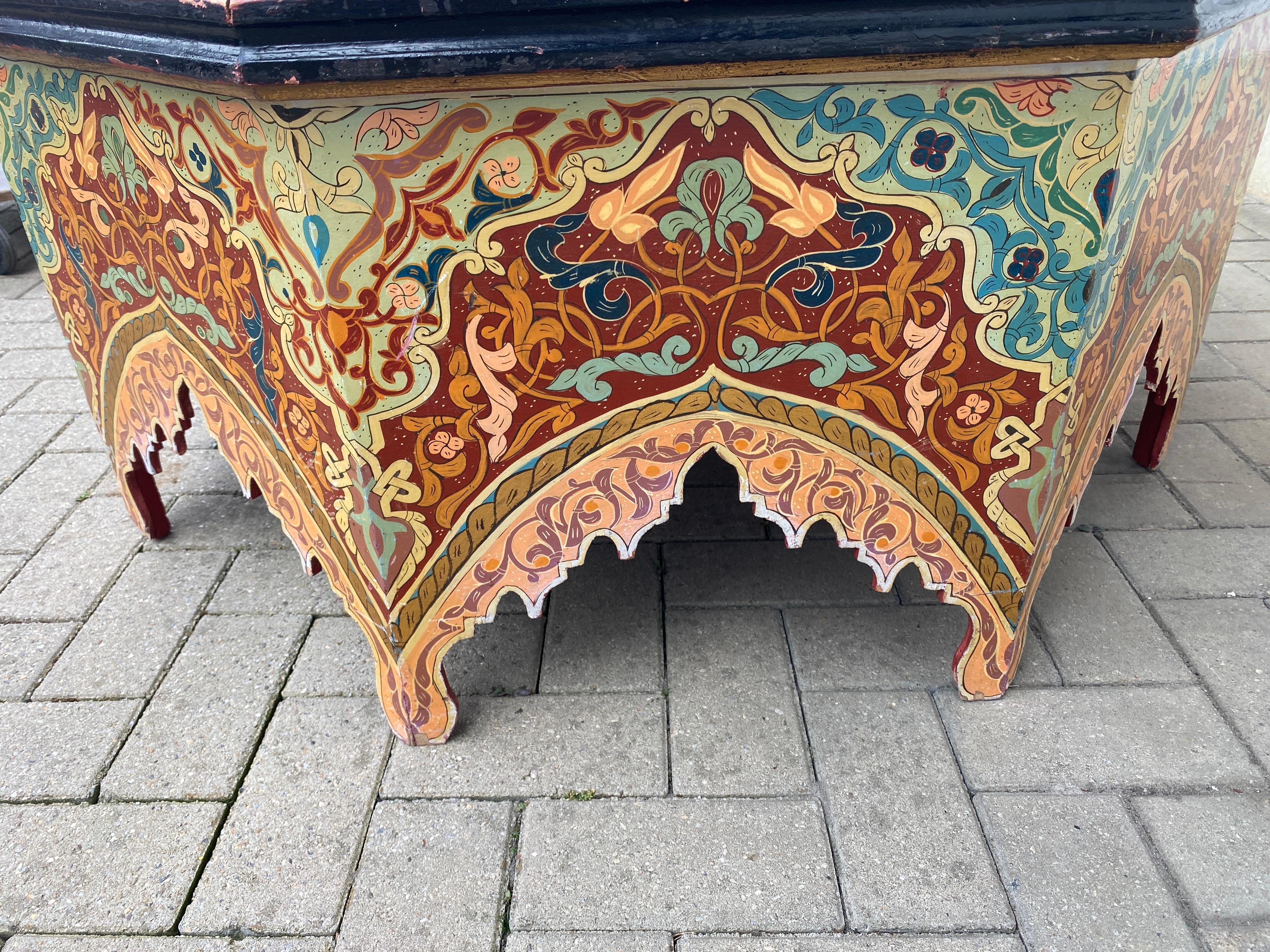 Oriental work, large polychrome wood coffee table, circa 1950 Small flaws on the For Sale 5