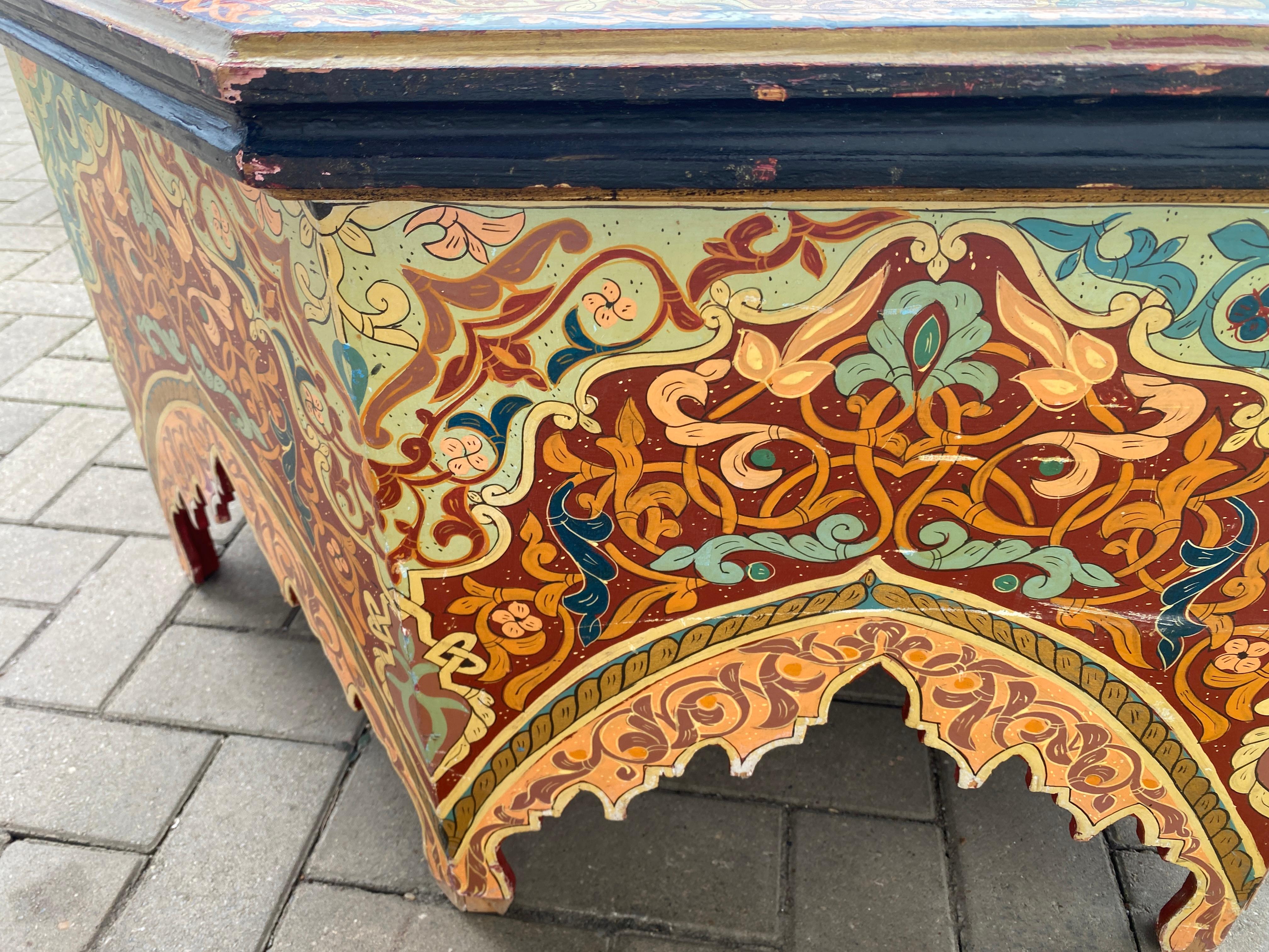 Oriental work, large polychrome wood coffee table, circa 1950 Small flaws on the For Sale 6