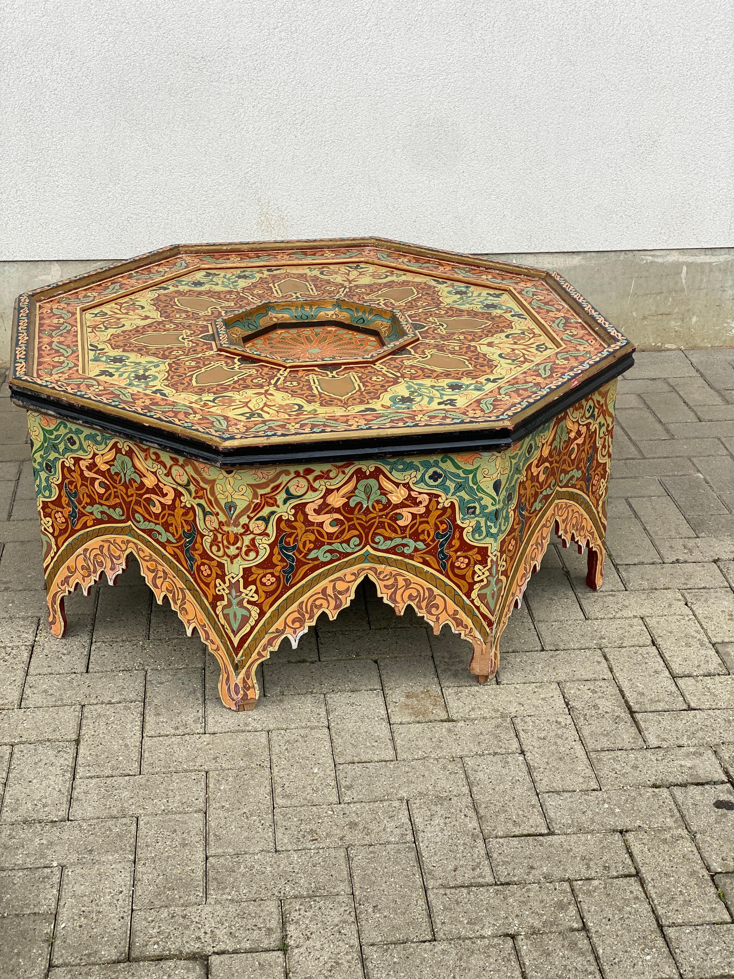 Oriental work, large polychrome wood coffee table, circa 1950
Small flaws on the legs
Very satisfactory condition