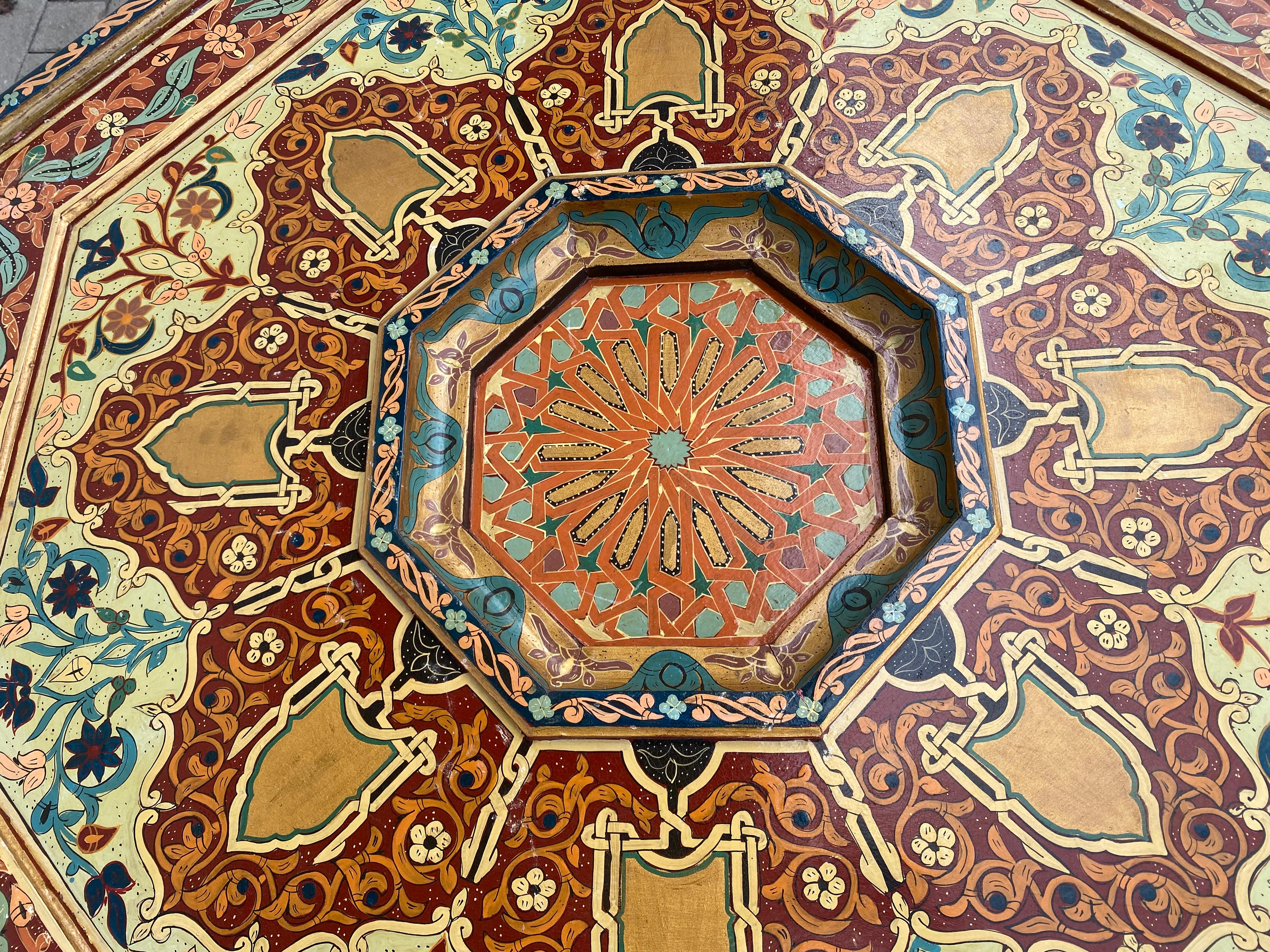 Oriental work, large polychrome wood coffee table, circa 1950 Small flaws on the In Good Condition For Sale In Saint-Ouen, FR