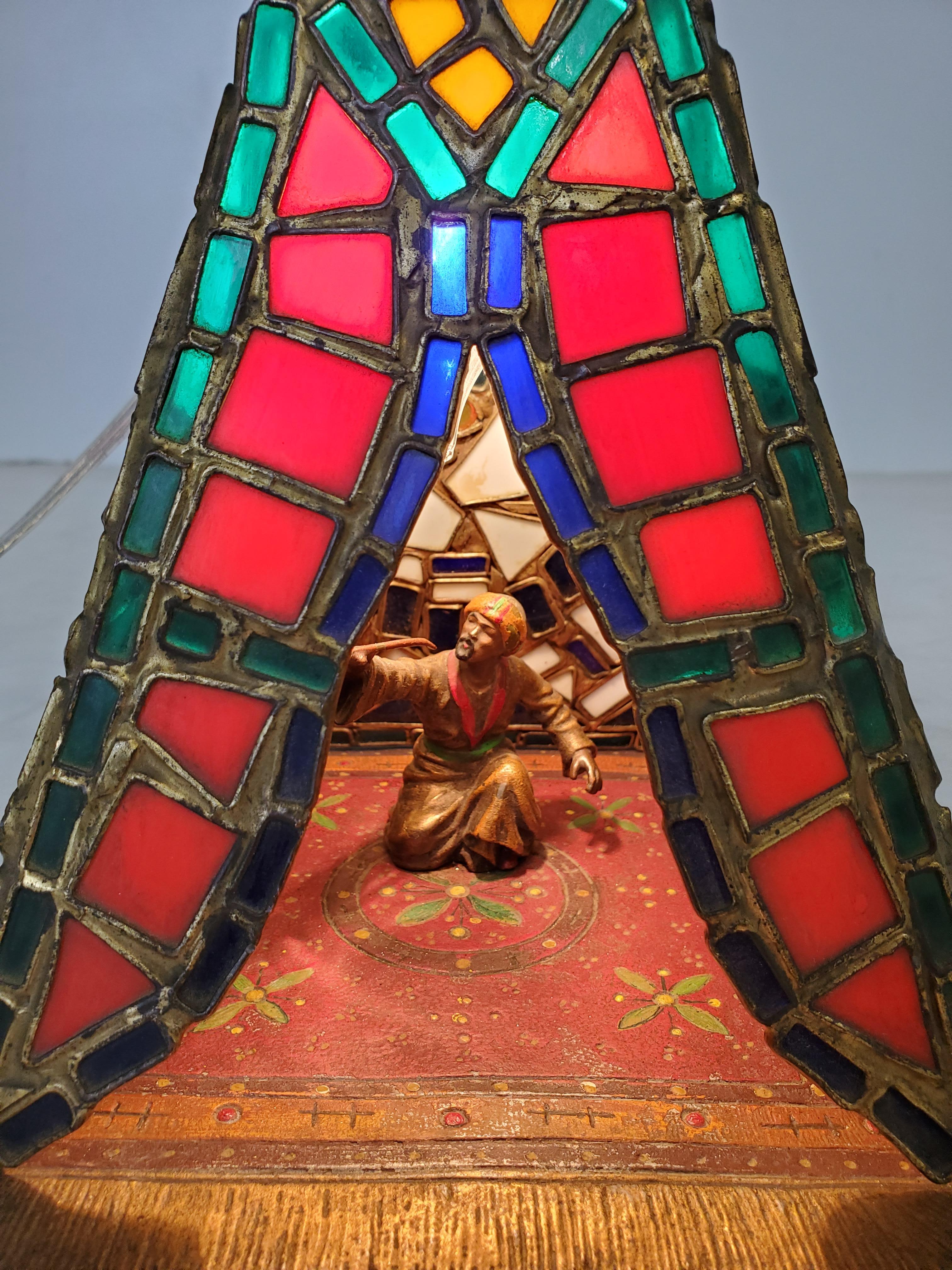 Arts and Crafts Lampe de tente/table autrichienne orientaliste peinte à froid et en verre teinté en vente