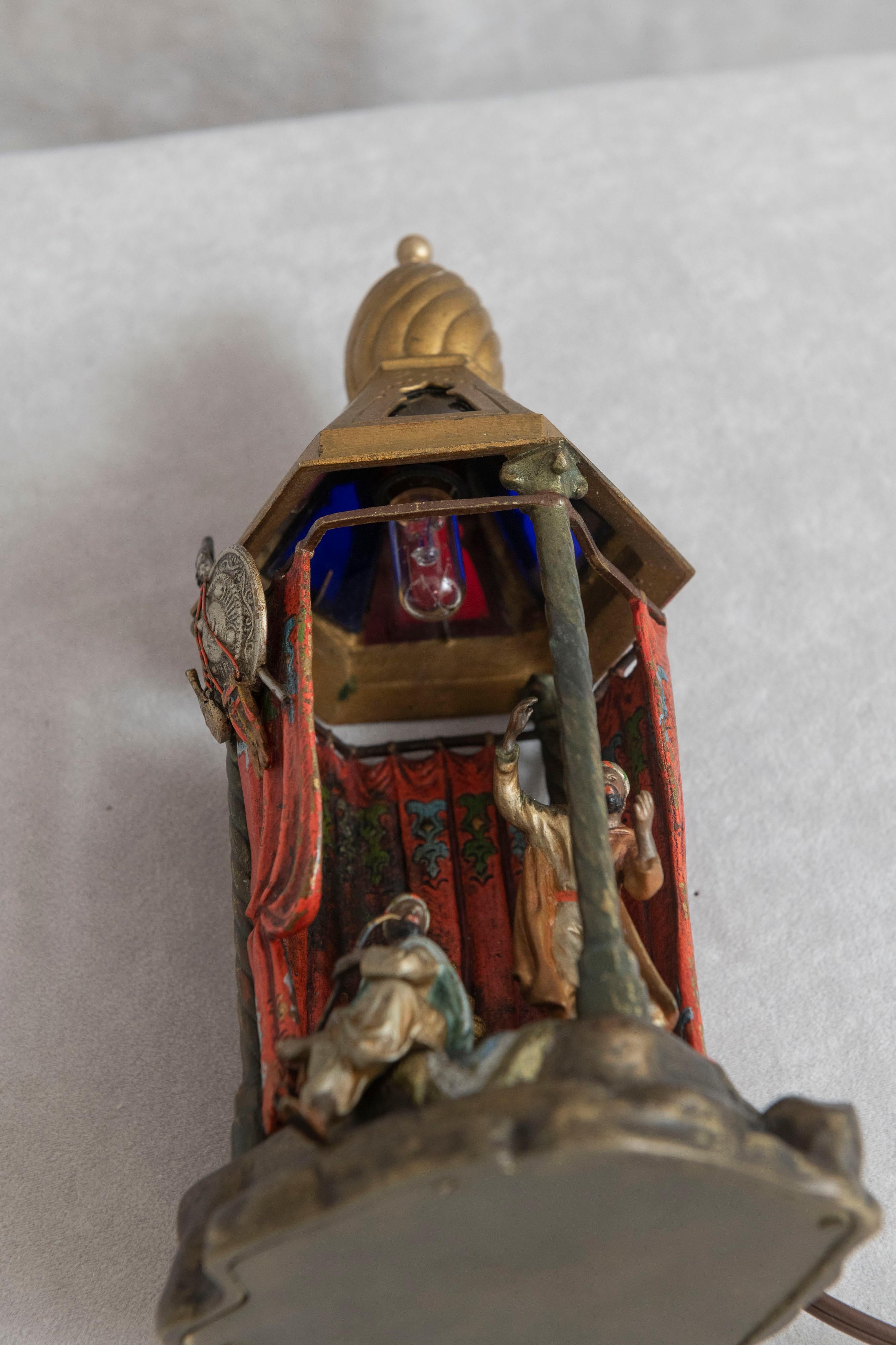 Orientalische österreichische Kaltbemalte Bronze-Lampe mit 2 Figuren in einem kleinen Raum 1