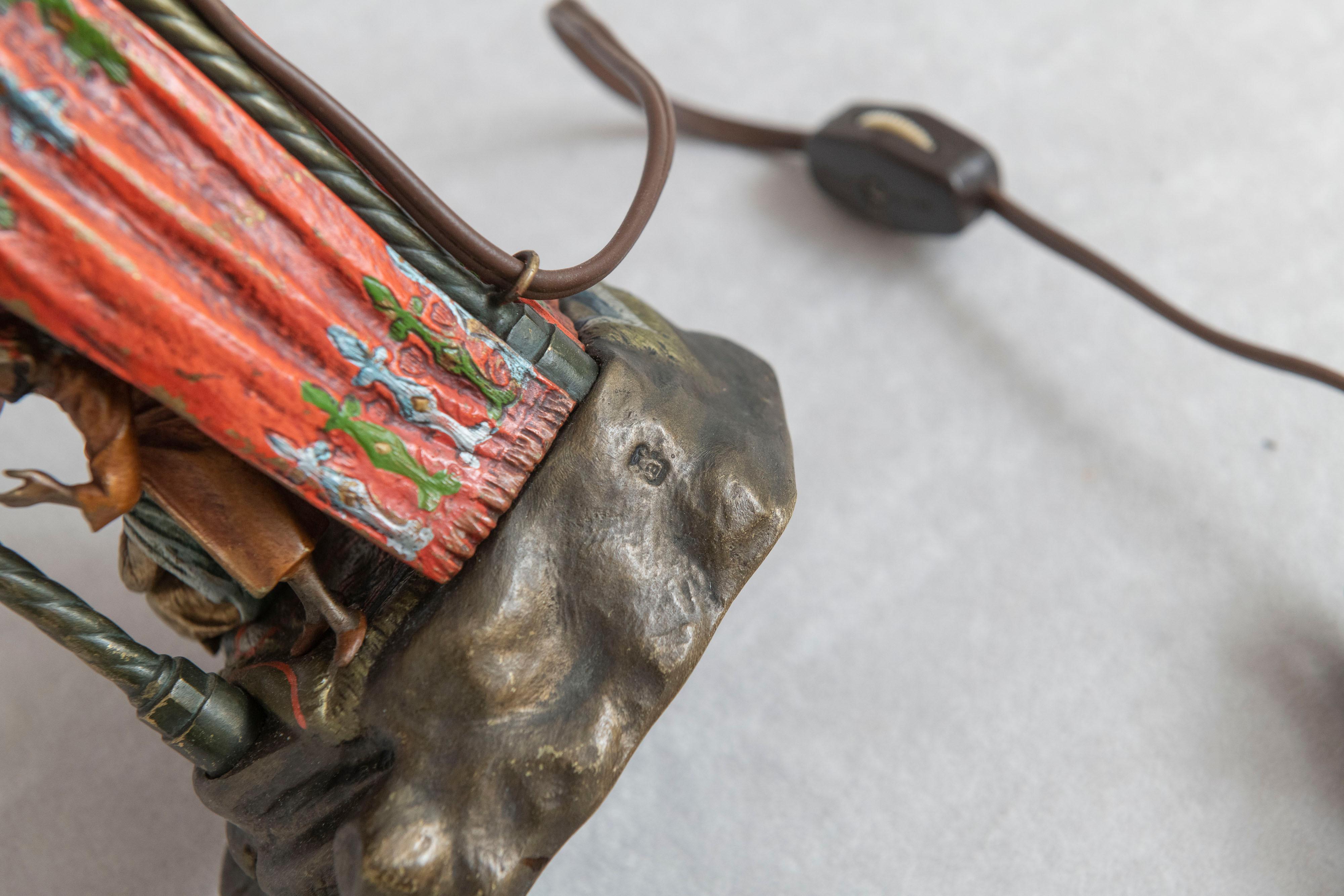 Orientalische österreichische Kaltbemalte Bronze-Lampe mit 2 Figuren in einem kleinen Raum 3