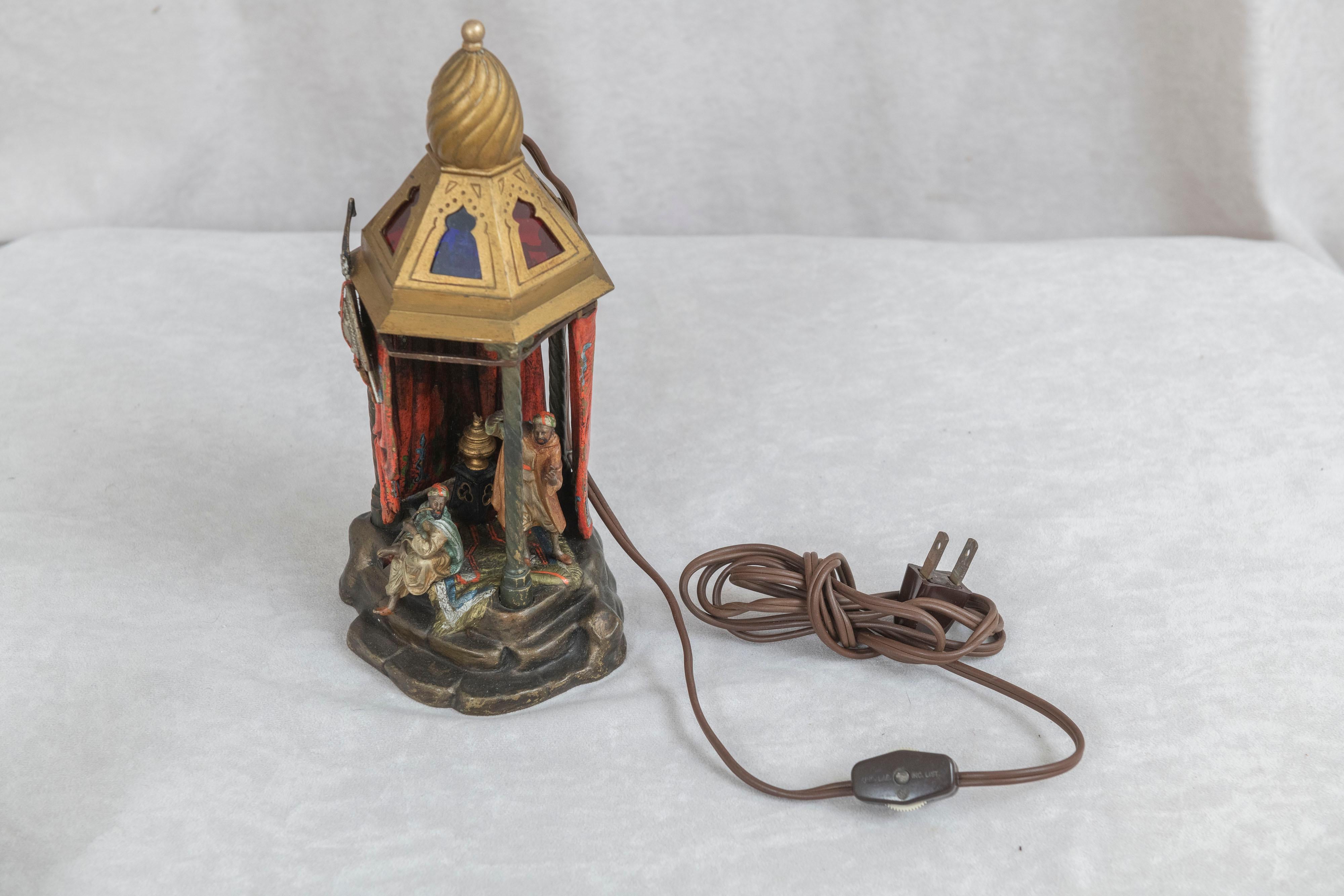 20ième siècle Lampe autrichienne orientaliste en bronze peint à froid avec 2 personnages à l'intérieur d'une petite pièce