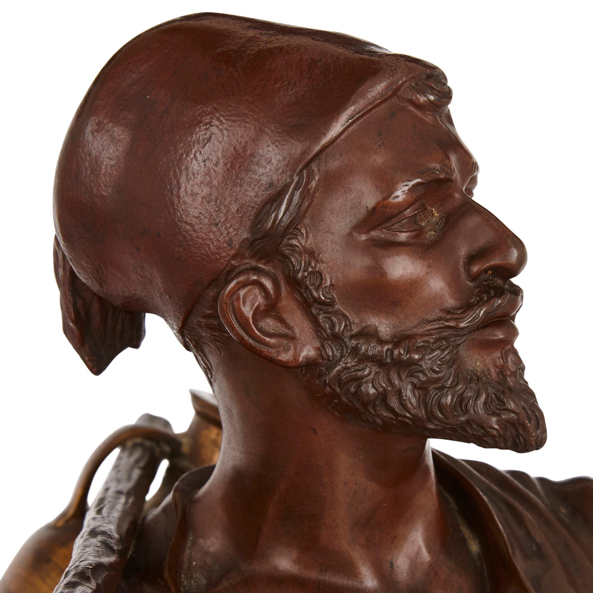 Orientalische Bronzefigur eines Wasserträgers aus der Zeit von Marcel Debut (Patiniert) im Angebot