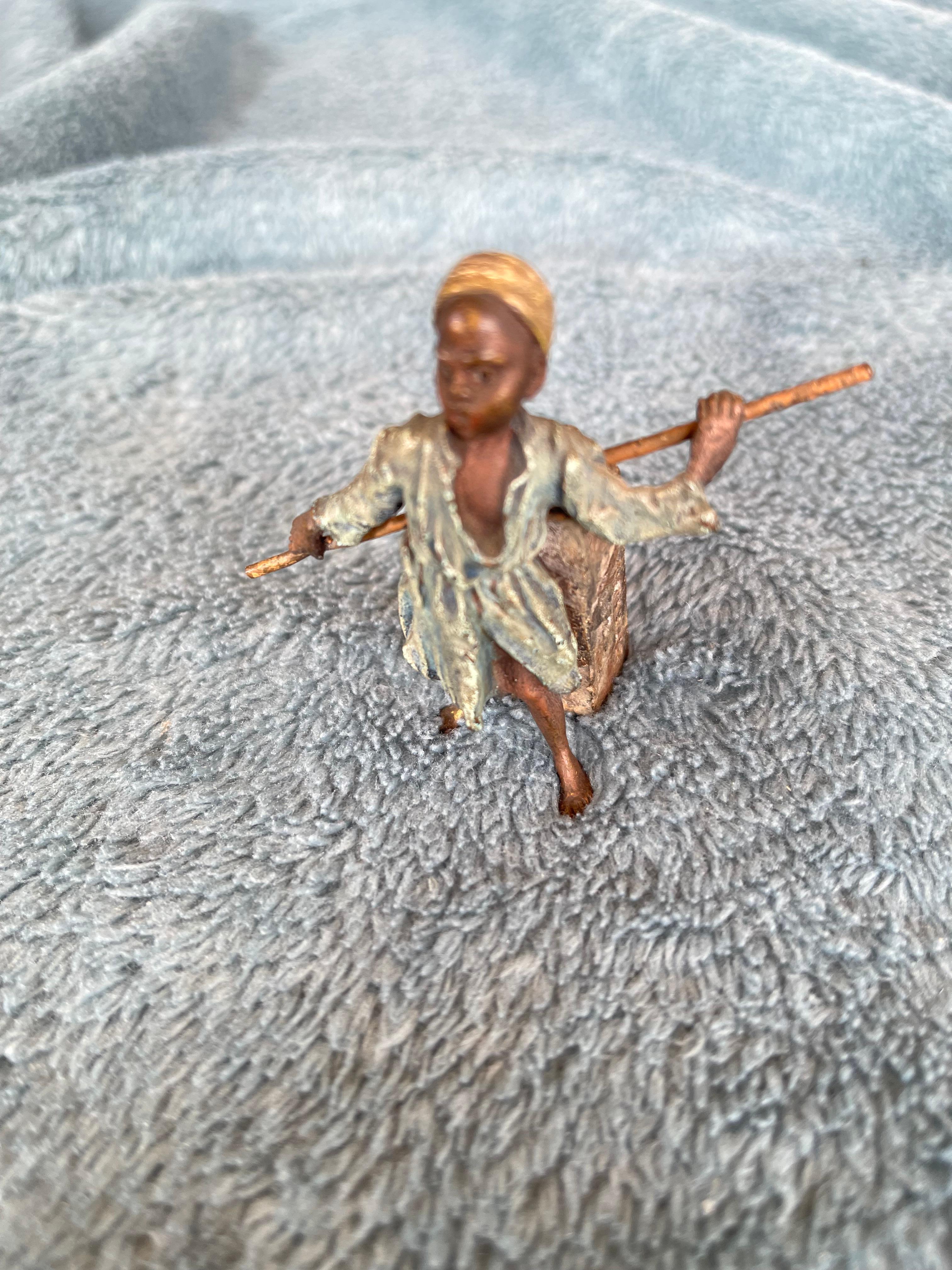Orientalische Kaltbemalte Bronzefigur eines jungen Jungen, orientalisch, attr. Bergmann Foundry (Gegossen) im Angebot