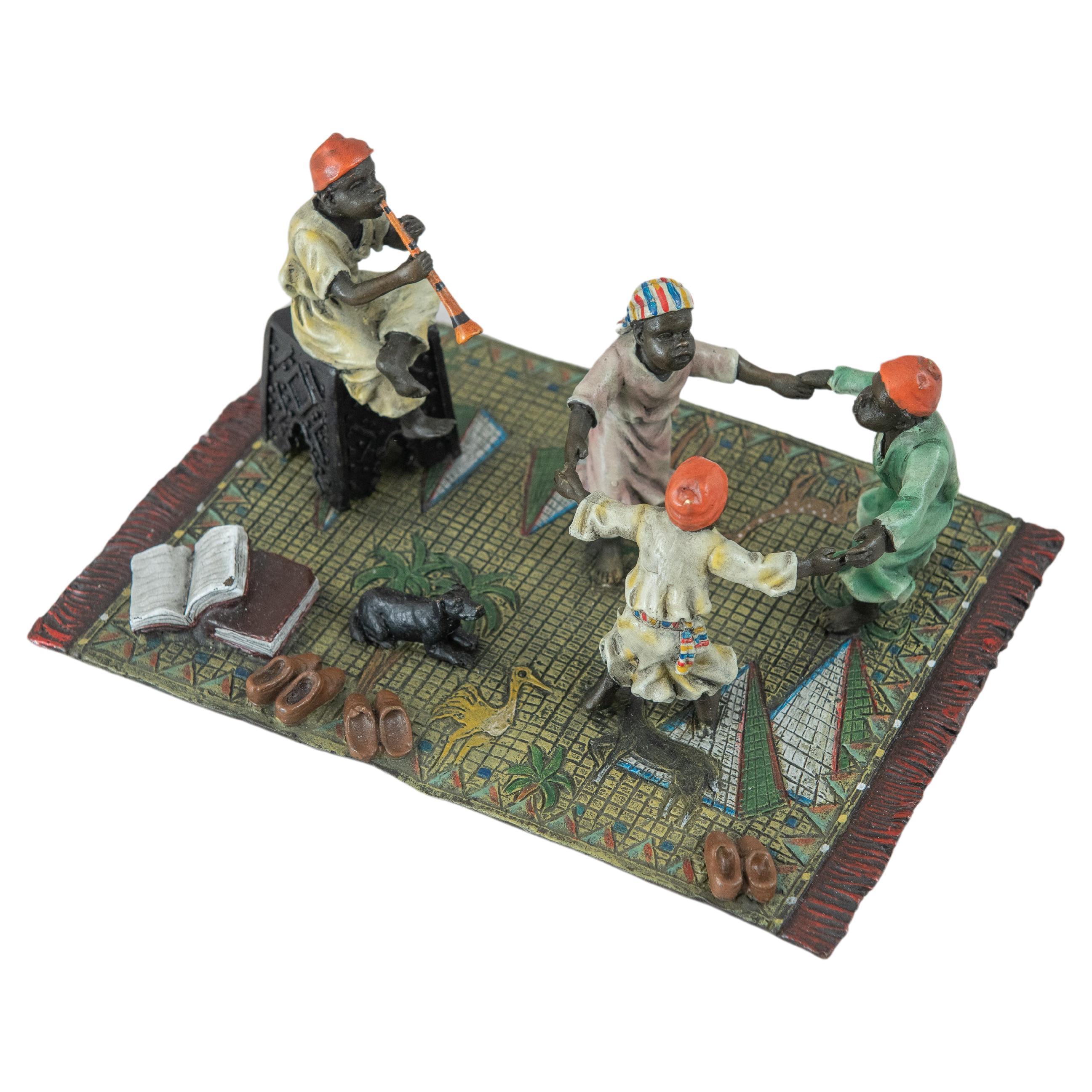 Orientalista Pintado en Frío Vienna Bronze, Fundición Bergman, Niños pequeños sobre alfombra