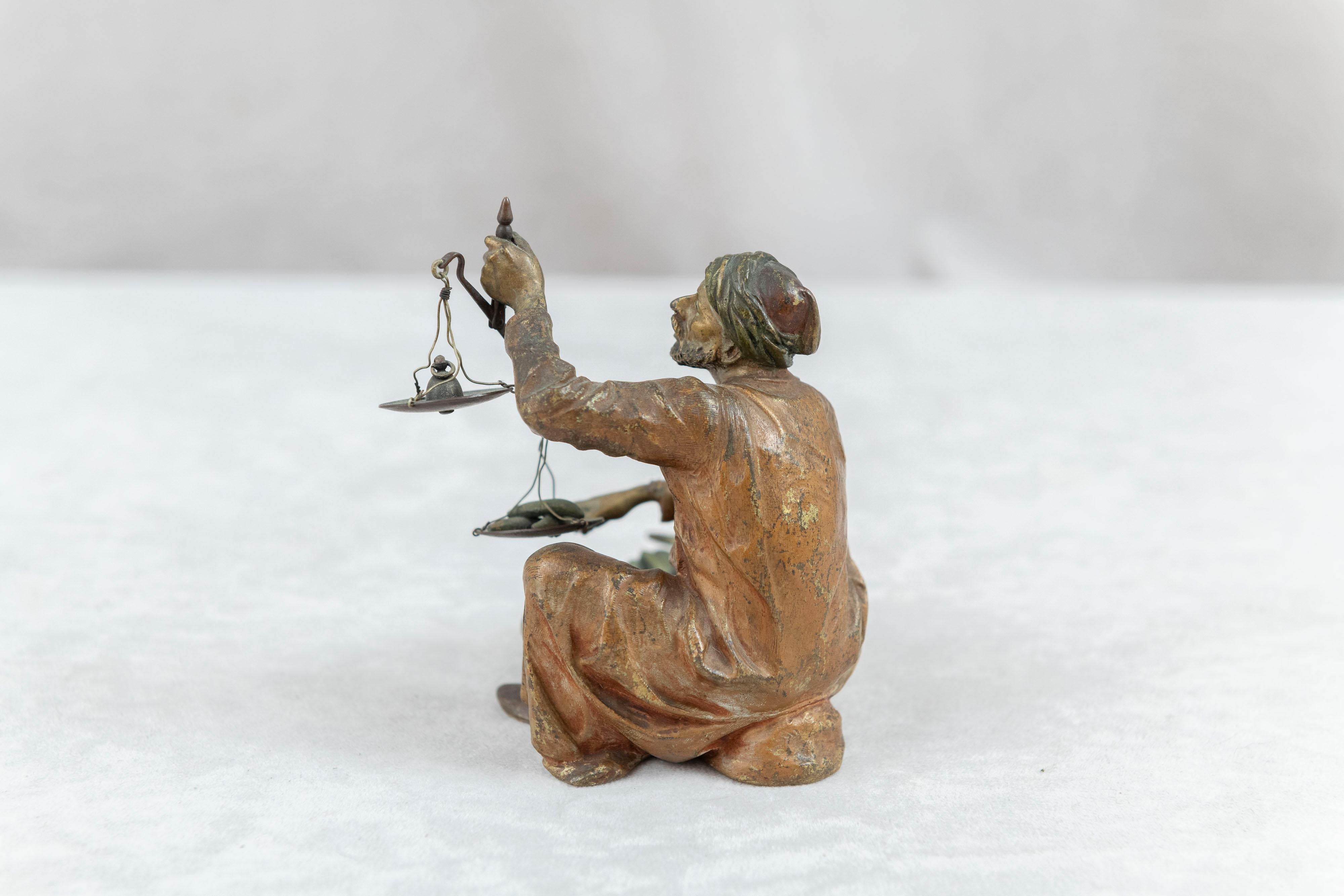 Orientalistes  Homme en bronze de Vienne peint à froid tenant une petite balance, Franz Bergmann en vente 1