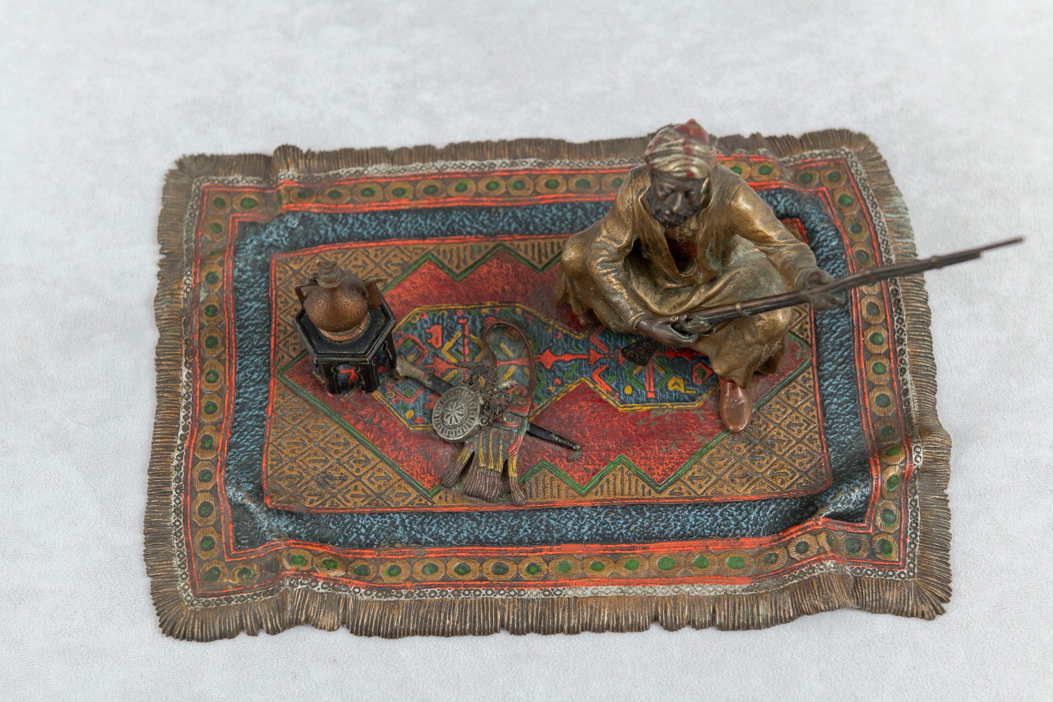 Orientalistes  Bronze Vienna peint à froid Homme sur tapis avec fusil  Bergmann vers 1900 en vente 3