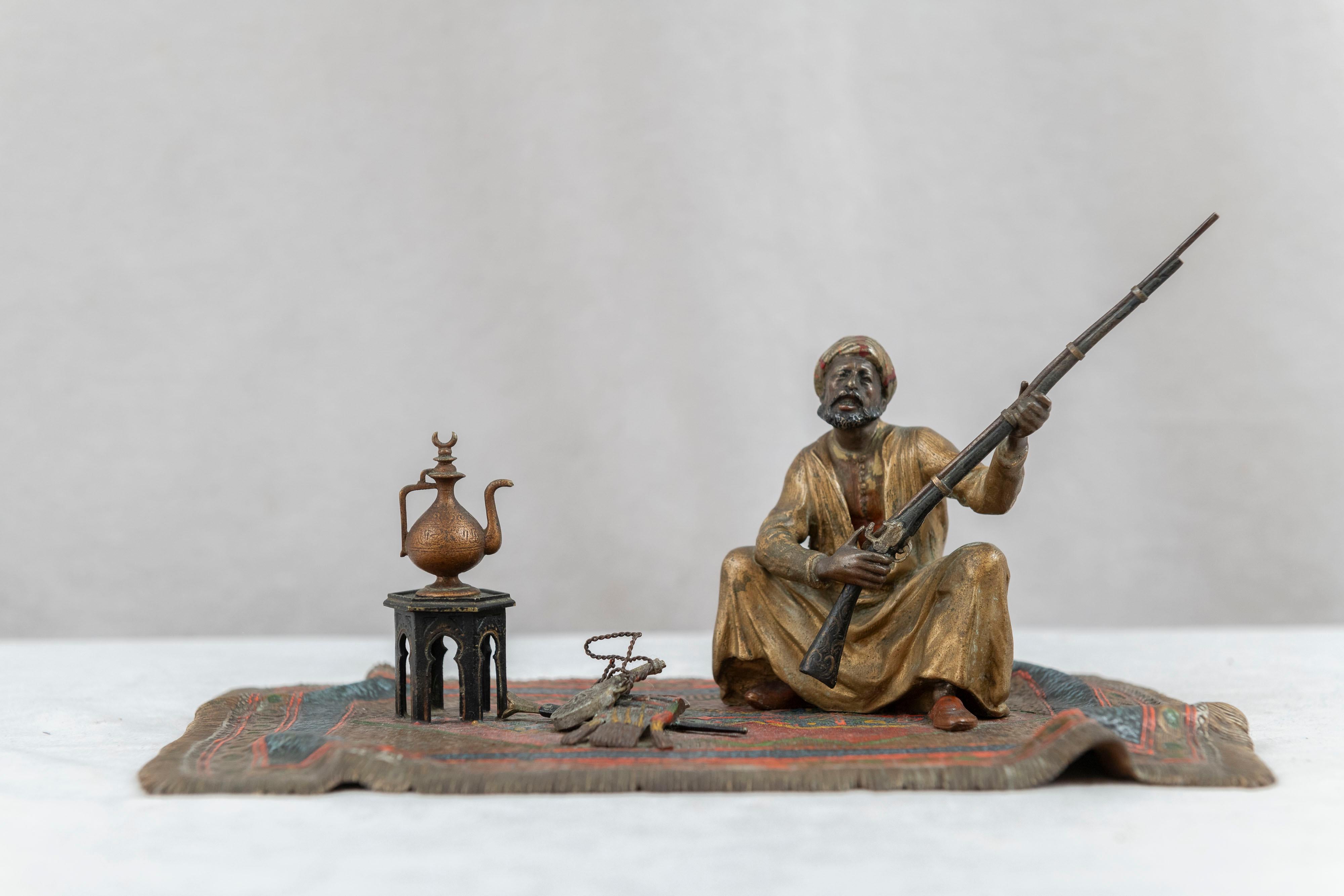 Orientalist  Cold Painted Vienna Bronze Mann auf Teppich mit Gewehr  Bergmann um 1900 im Angebot 4