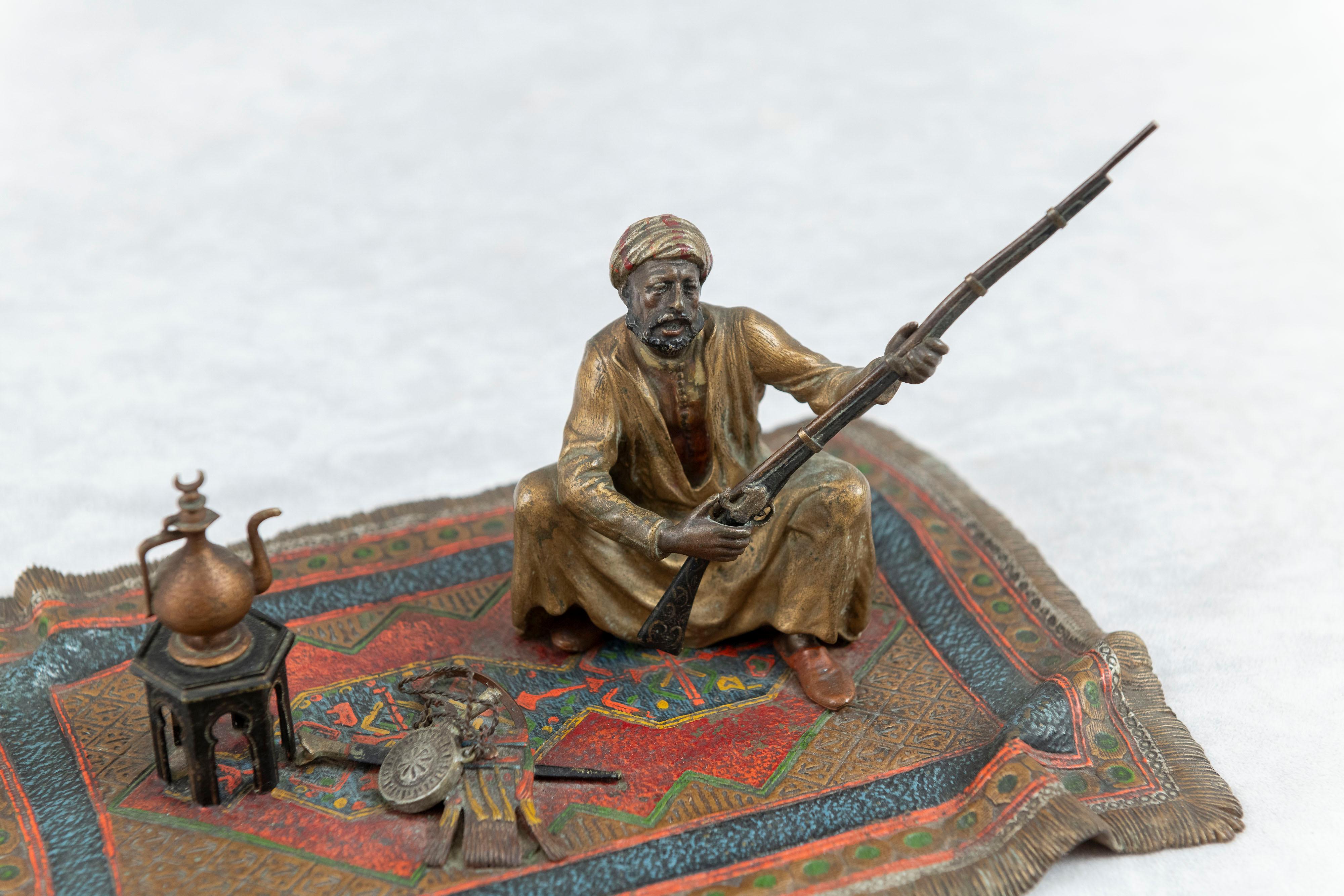 Orientalist  Cold Painted Vienna Bronze Mann auf Teppich mit Gewehr  Bergmann um 1900 (Sonstiges) im Angebot