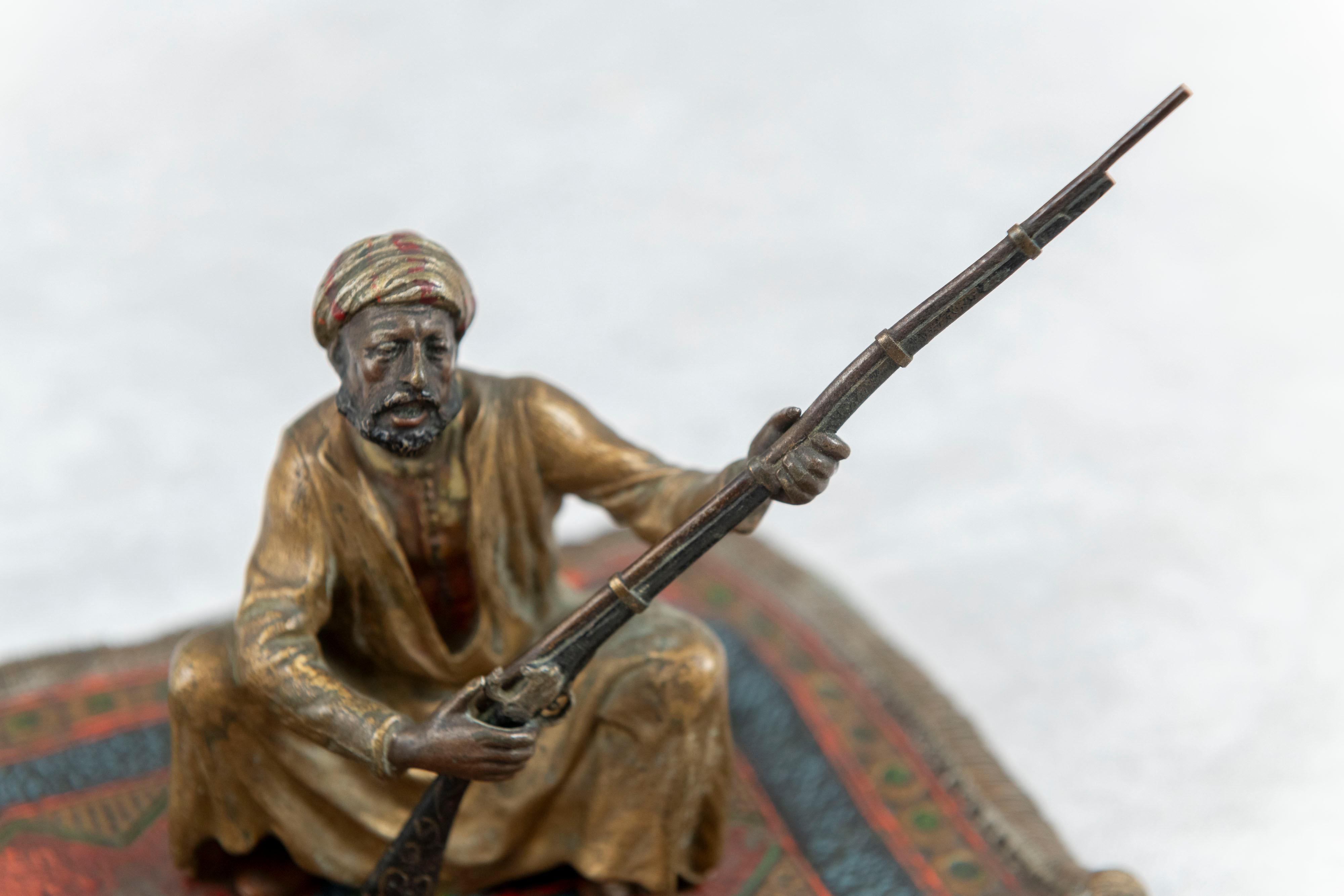 Moulage Orientalistes  Bronze Vienna peint à froid Homme sur tapis avec fusil  Bergmann vers 1900 en vente