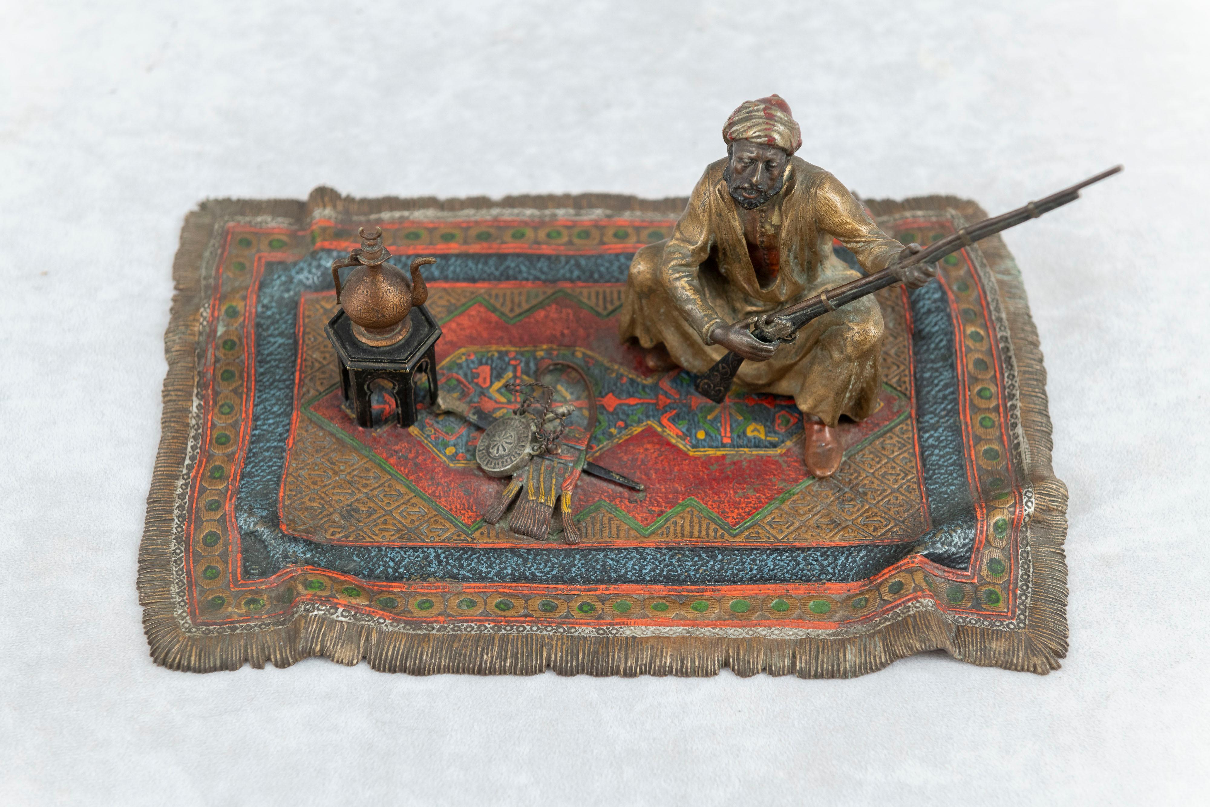 Orientalistes  Bronze Vienna peint à froid Homme sur tapis avec fusil  Bergmann vers 1900 Bon état - En vente à Petaluma, CA