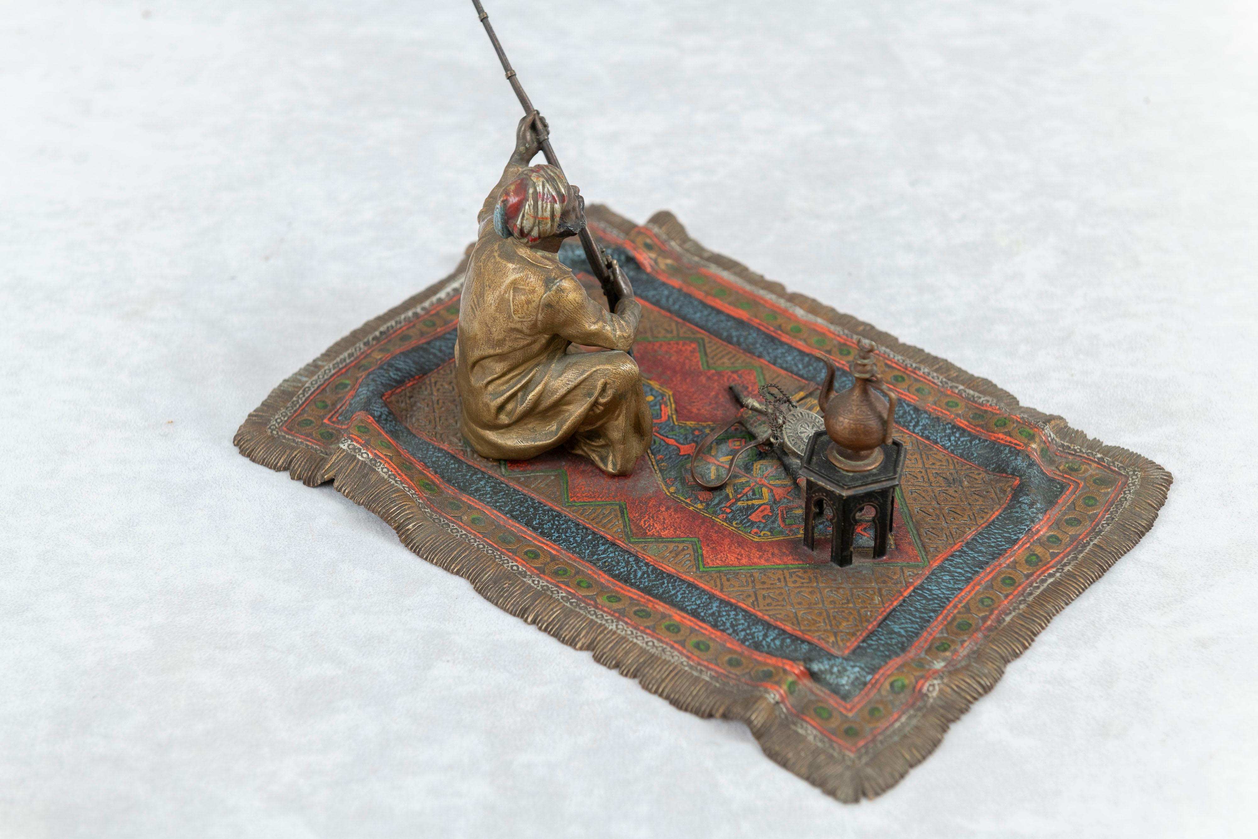 20ième siècle Orientalistes  Bronze Vienna peint à froid Homme sur tapis avec fusil  Bergmann vers 1900 en vente
