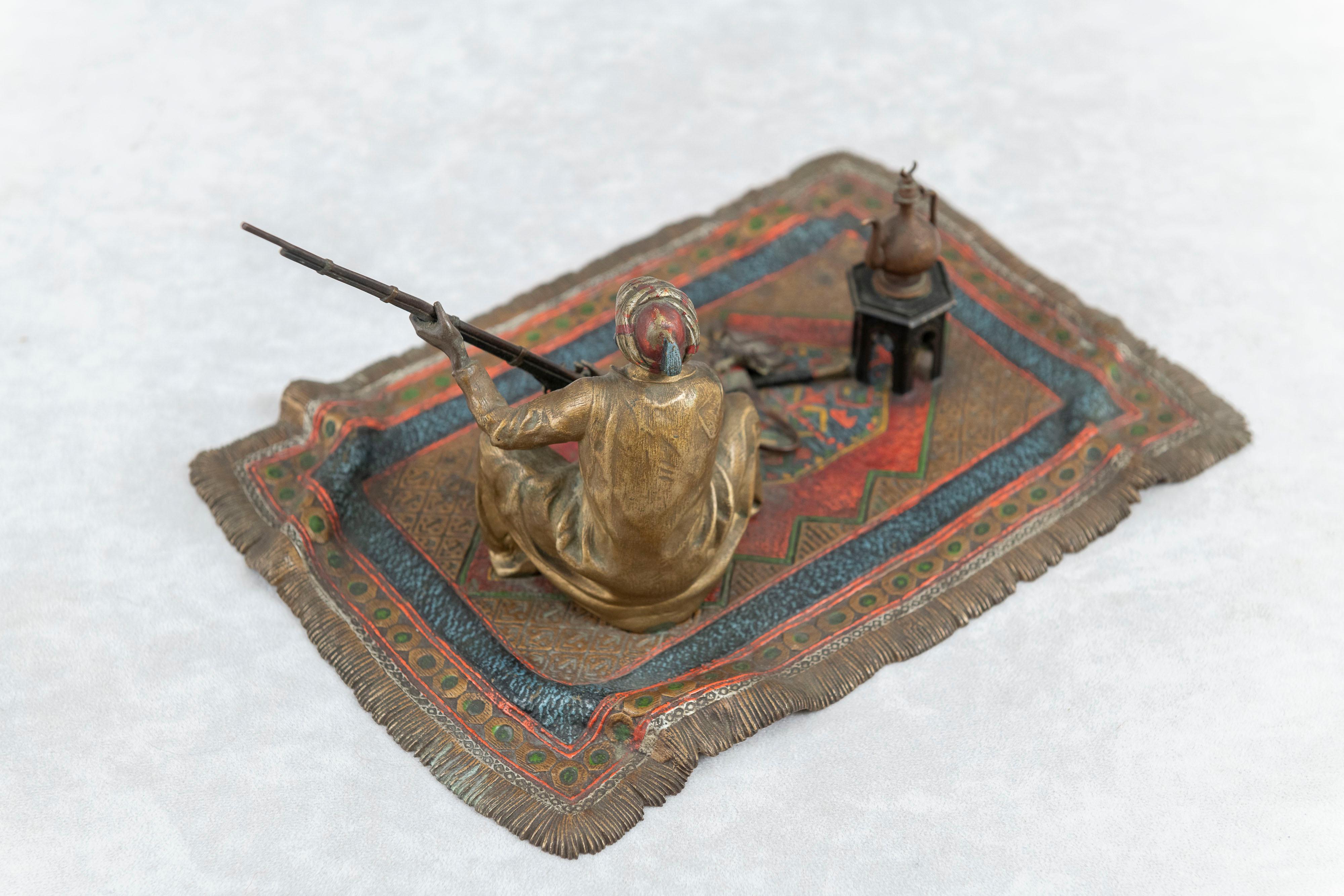 Orientalistes  Bronze Vienna peint à froid Homme sur tapis avec fusil  Bergmann vers 1900 en vente 1